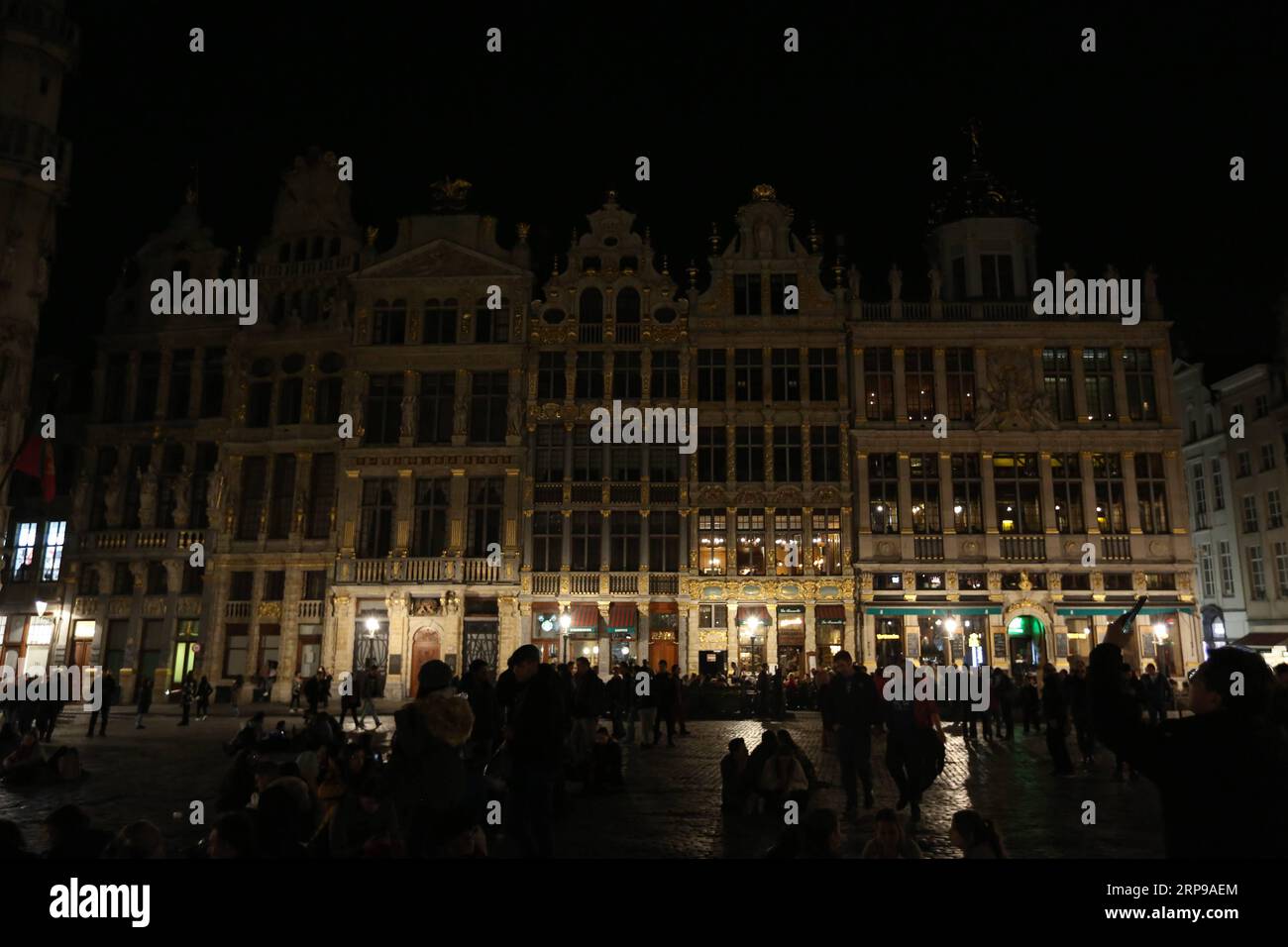 (190330) -- BRUSSELS, March 30, 2019 -- Photo taken on March 30, 2019 shows lights off of the Grand Place during the Earth Hour event in Brussels, Belgium. Earth Hour is a global initiative first launched by World Wildlife Fund (WWF) in 2007 and soon became a popular movement worldwide. ) BELGIUM-BRUSSELS-EARTH HOUR ZhengxHuansong PUBLICATIONxNOTxINxCHN Stock Photo
