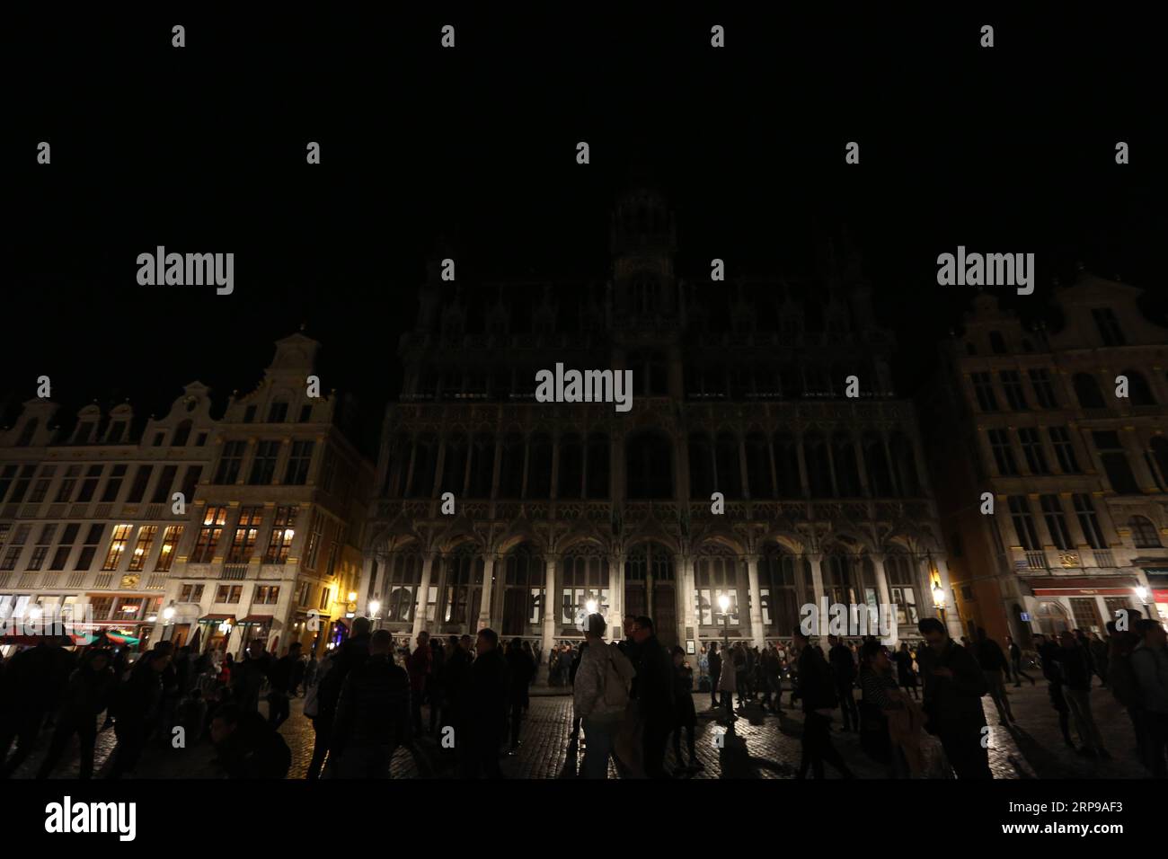 (190330) -- BRUSSELS, March 30, 2019 -- Photo taken on March 30, 2019 shows lights off of the Grand Place during the Earth Hour event in Brussels, Belgium. Earth Hour is a global initiative first launched by World Wildlife Fund (WWF) in 2007 and soon became a popular movement worldwide. ) BELGIUM-BRUSSELS-EARTH HOUR ZhengxHuansong PUBLICATIONxNOTxINxCHN Stock Photo