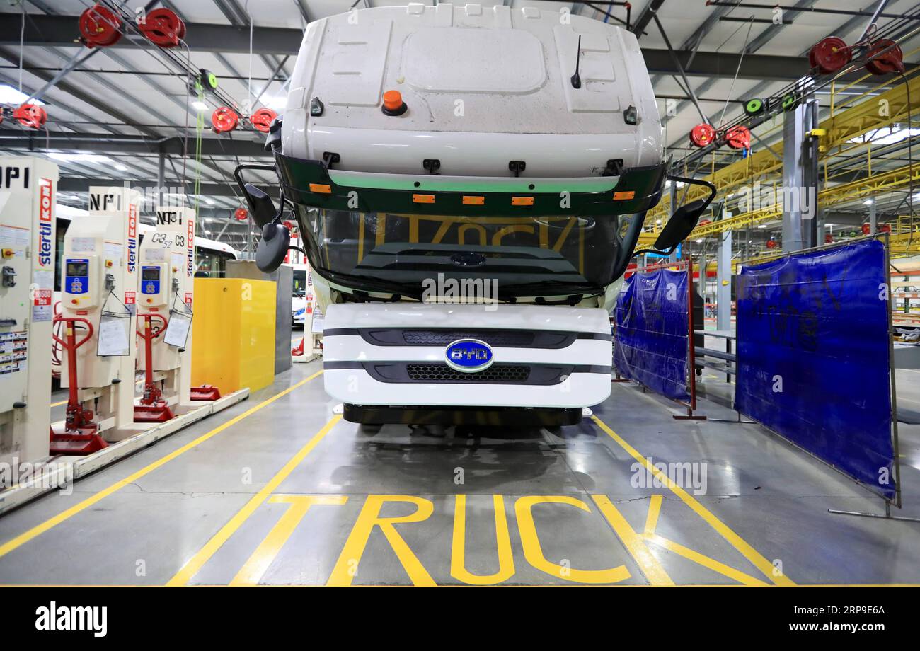 (190404) LANCASTER, April 4, 2019 (Xinhua) A BYD electric truck