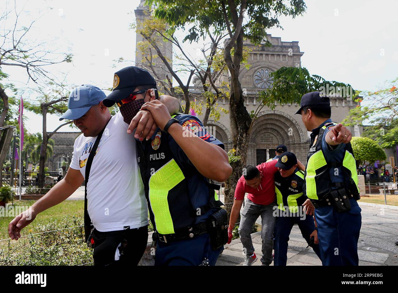 (190404) -- MANILA, April 4, 2019 -- Members of the Philippine National Police (PNP) help mock bombing victims during an anti-terrorism drill in Manila, the Philippines, April 4, 2019. Philippine security forces have tightened security after Wednesday s blast in southern Philippine Isulan town in Sultan Kudarat province that wounded 18 people at least, a military general said on Thursday. ) PHILIPPINES-MANILA-ANTI-TERRORISM DRILL ROUELLExUMALI PUBLICATIONxNOTxINxCHN Stock Photo
