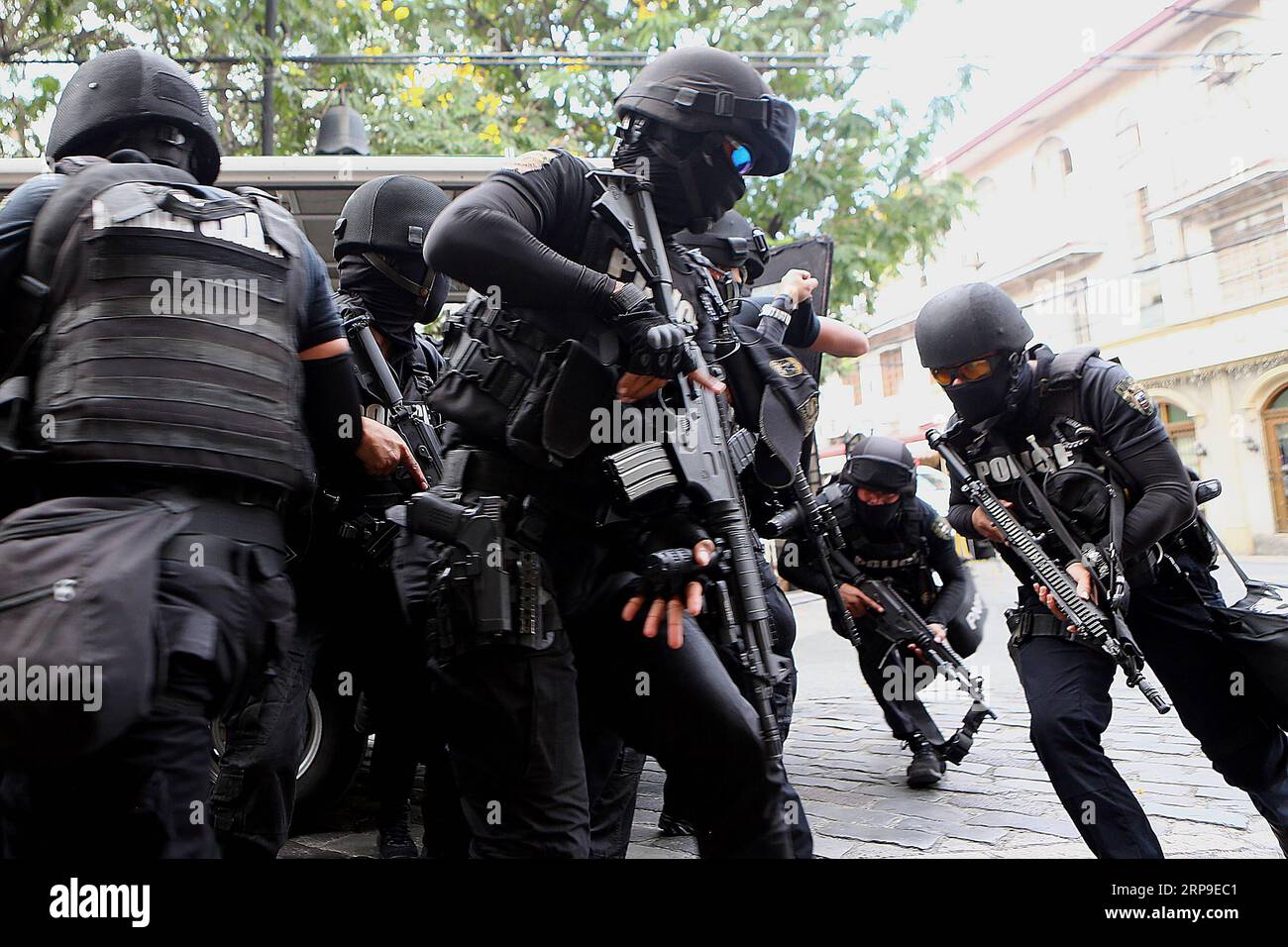 (190404) -- MANILA, April 4, 2019 -- Members of the Philippine National Police s Special Weapons and Tactics (PNP-SWAT) participate in an anti-terrorism drill in Manila, the Philippines, April 4, 2019. Philippine security forces have tightened security after Wednesday s blast in southern Philippine Isulan town in Sultan Kudarat province that wounded 18 people at least, a military general said on Thursday. ) PHILIPPINES-MANILA-ANTI-TERRORISM DRILL ROUELLExUMALI PUBLICATIONxNOTxINxCHN Stock Photo