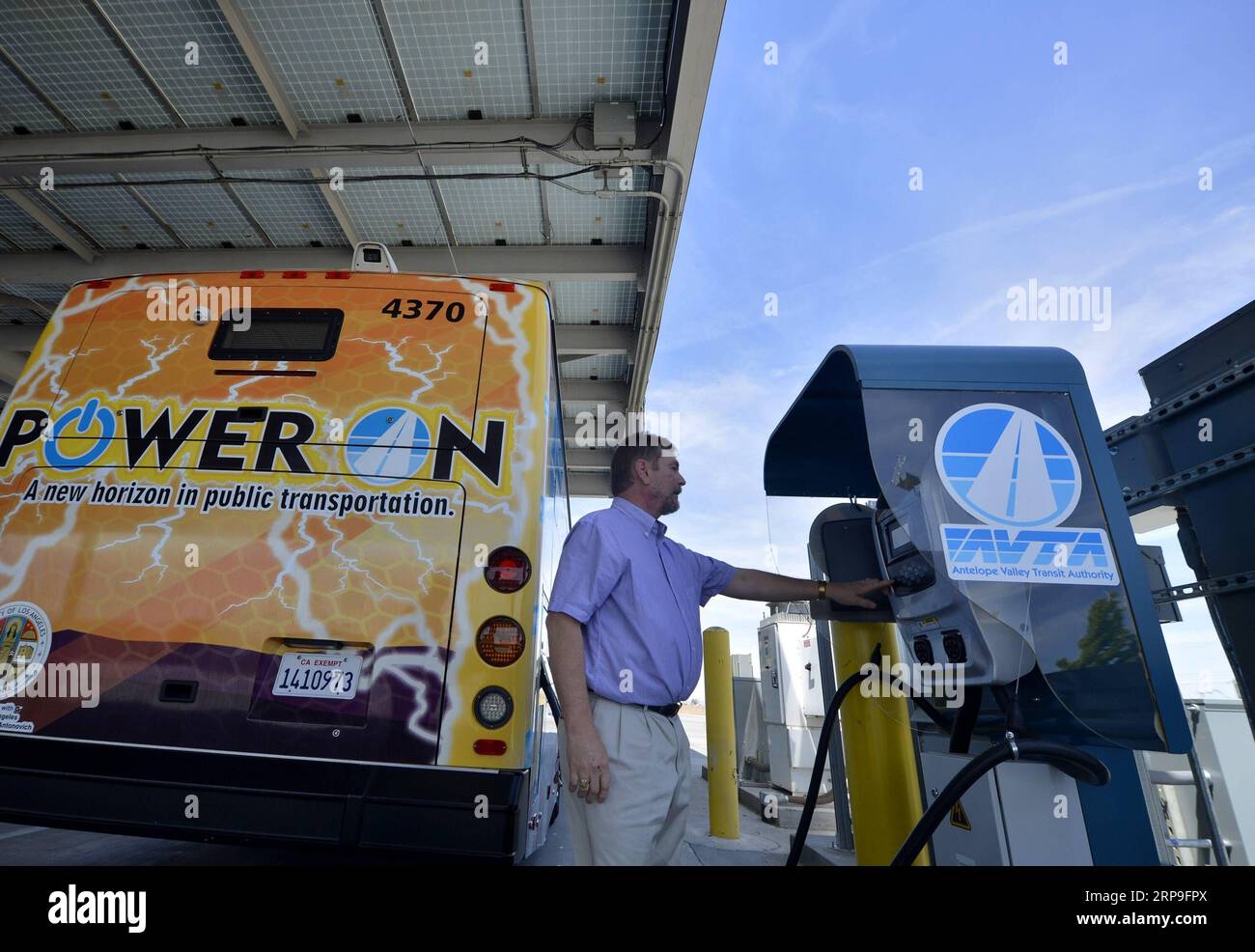 (190405) -- NEW YORK, April 5, 2019 (Xinhua) -- File photo taken on April 29, 2015 shows a staff member of Antelope Valley Transit Authority (AVTA) charging an electric bus of BYD in the city of Antelope Valley, California, the United States. The AVTA has ordered 85 electric buses from BYD, and 25 buses have been delivered up to now, according to the company. China s leading electric vehicle maker BYD held a ceremony on April 3 to celebrate its 300th bus at its Lancaster manufacturing plant in the U.S. state of California, marking a milestone for production. The 300th bus, a 35-foot BYD K9S mo Stock Photo