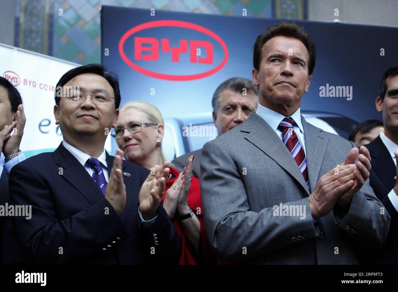(190405) -- NEW YORK, April 5, 2019 -- File photo taken on April 30, 2010 shows Chinese automaker BYD Chairman Wang Chuanfu (L, front) and then California Governor Arnold Schwarzenegger (R, front) during a press conference at Los Angeles City Hall to announce that BYD will locate its North American headquarters in Los Angeles, the United States. China s leading electric vehicle maker BYD held a ceremony on April 3 to celebrate its 300th bus at its Lancaster manufacturing plant in the U.S. state of California, marking a milestone for production. The 300th bus, a 35-foot BYD K9S model transit bu Stock Photo