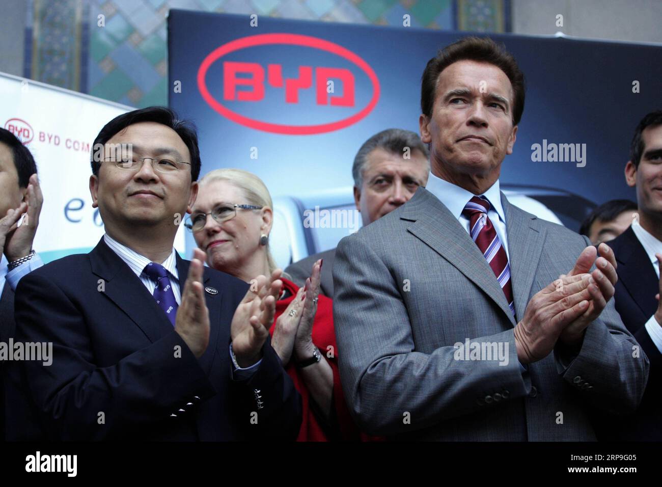 (190406) -- BEIJING, April 6, 2019 -- File photo taken on April 30, 2010 shows Chinese automaker BYD Chairman Wang Chuanfu (L) and then California Governor Arnold Schwarzenegger (R) during a press conference at Los Angeles City Hall to announce that BYD will locate its North American headquarters in Los Angeles, the United States. China s leading electric vehicle maker BYD held a ceremony on April 3, 2019 to celebrate its 300th bus at its Lancaster manufacturing plant in the U.S. state of California, marking a milestone for production. ) XINHUA PHOTOS OF THE DAY RingoxH.W.xChiu PUBLICATIONxNOT Stock Photo