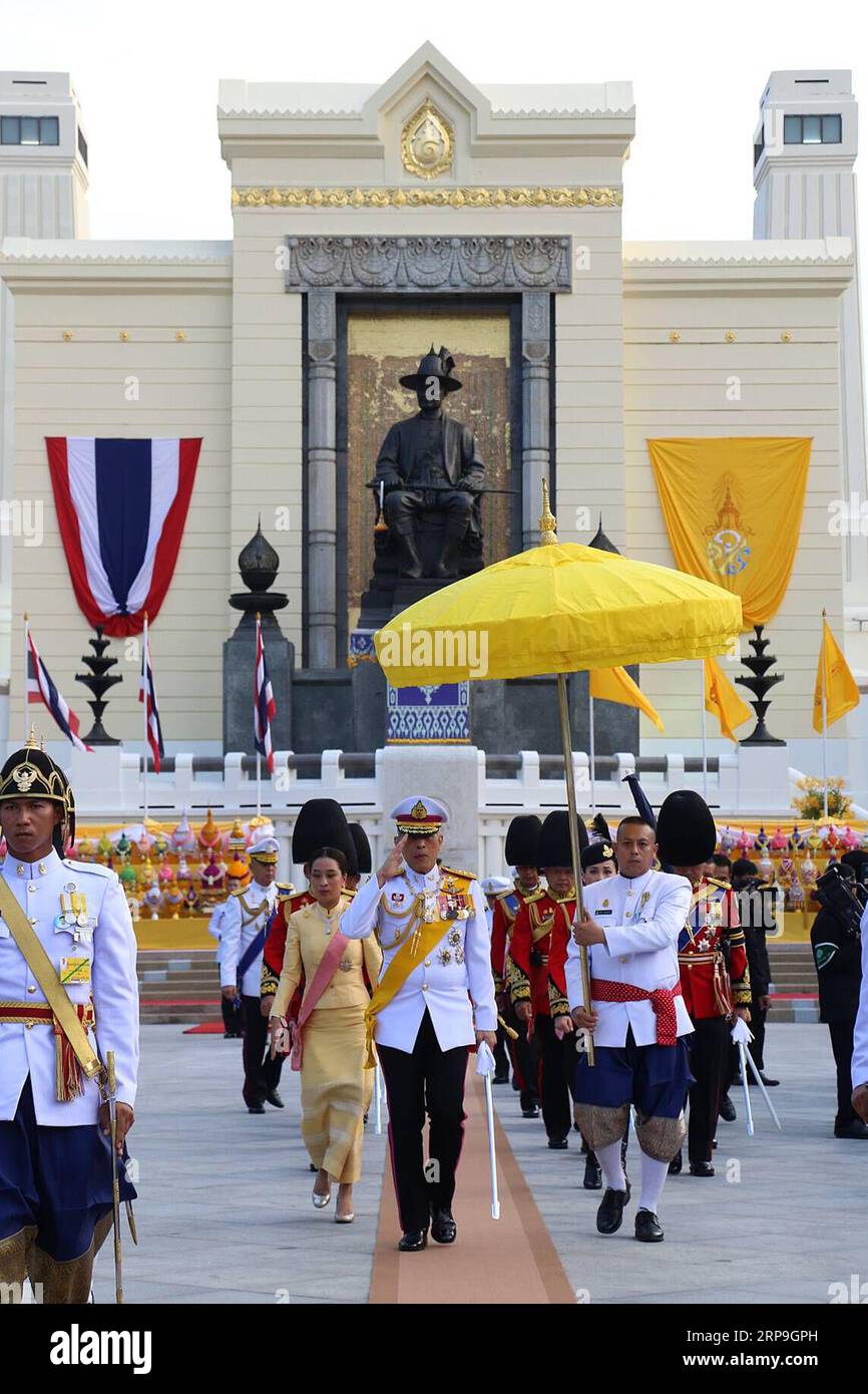 (190406) -- BANGKOK, April 6, 2019 -- Thai King Maha Vajiralongkorn (C, Front) attends a royal ceremony to mark Chakri Memorial Day at the King Rama I Monument in Bangkok, Thailand, on April 6, 2019. Rachen Sageamsak) THAILAND-BANGKOK-KING-ROYAL CEREMONY RachenxxSageamsak PUBLICATIONxNOTxINxCHN Stock Photo