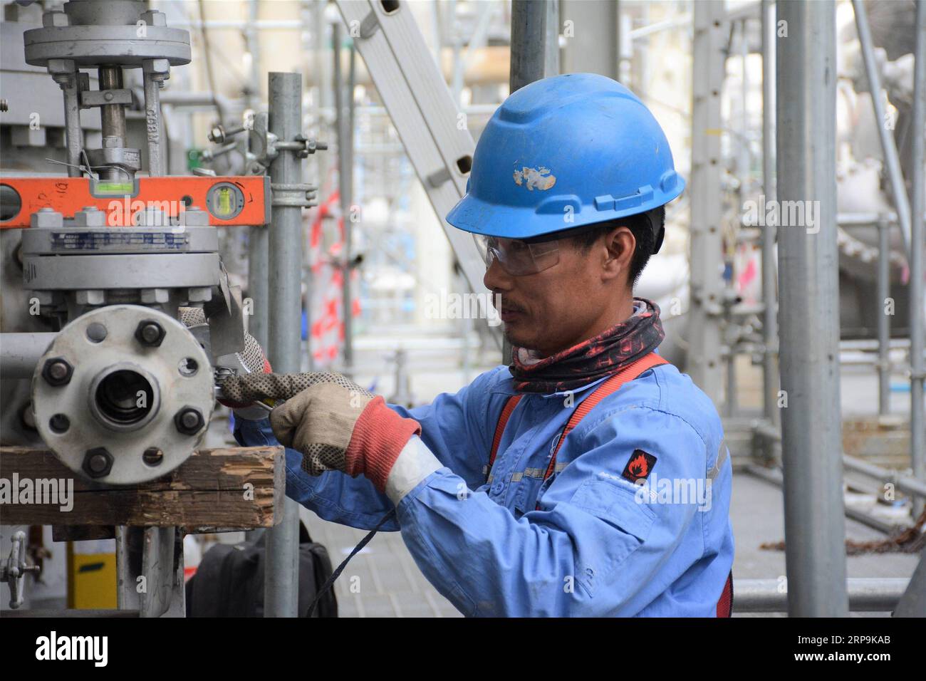 (190410) -- AL AHMADI GOVERNORATE, April 10, 2019 -- An employee of China Petrochemical Corporation (Sinopec) Fifth Construction Company works at the construction site of the Kuwait New Refinery Project in Al Ahmadi Governorate, Kuwait, April 7, 2019. TO GO WITH Feature: Chinese oil refiner builds Chinese brand in Kuwait Li Jinxue) KUWAIT-AL AHMADI GOVERNORATE-REFINERY PROJECT-SINOPEC NiexYunpeng PUBLICATIONxNOTxINxCHN Stock Photo