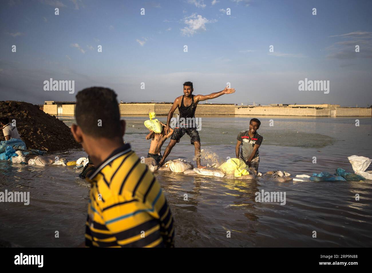 (190412) -- AHVAZ, April 12, 2019 -- People build handmade dams to block the flood waters just outside Ahvaz city, capital of Khuzestan province, Iran, April 11, 2019. ) IRAN-AHVAZ-FLOOD AhmadxHalabisaz PUBLICATIONxNOTxINxCHN Stock Photo
