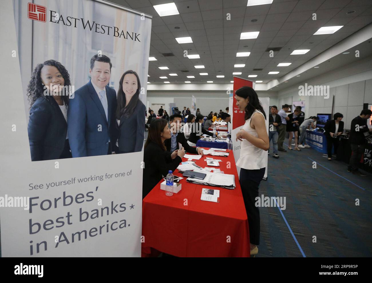 (190415) -- LOS ANGELES, April 15, 2019 (Xinhua) -- A job hunter talks with an employer during the second CUAAASC Career Development Forum and Expo in Los Angeles, the United States, April 13, 2019. The career event was co-hosted by the Chinese University Alumni Association Alliance of Southern California (CUAAASC), an organization consisting of 50 Chinese university alumni associations including well known schools such as Tsinghua University and Peking University, and YLB Education Technology Inc. (YLB), an education platform that provides dedicated connections between international students Stock Photo