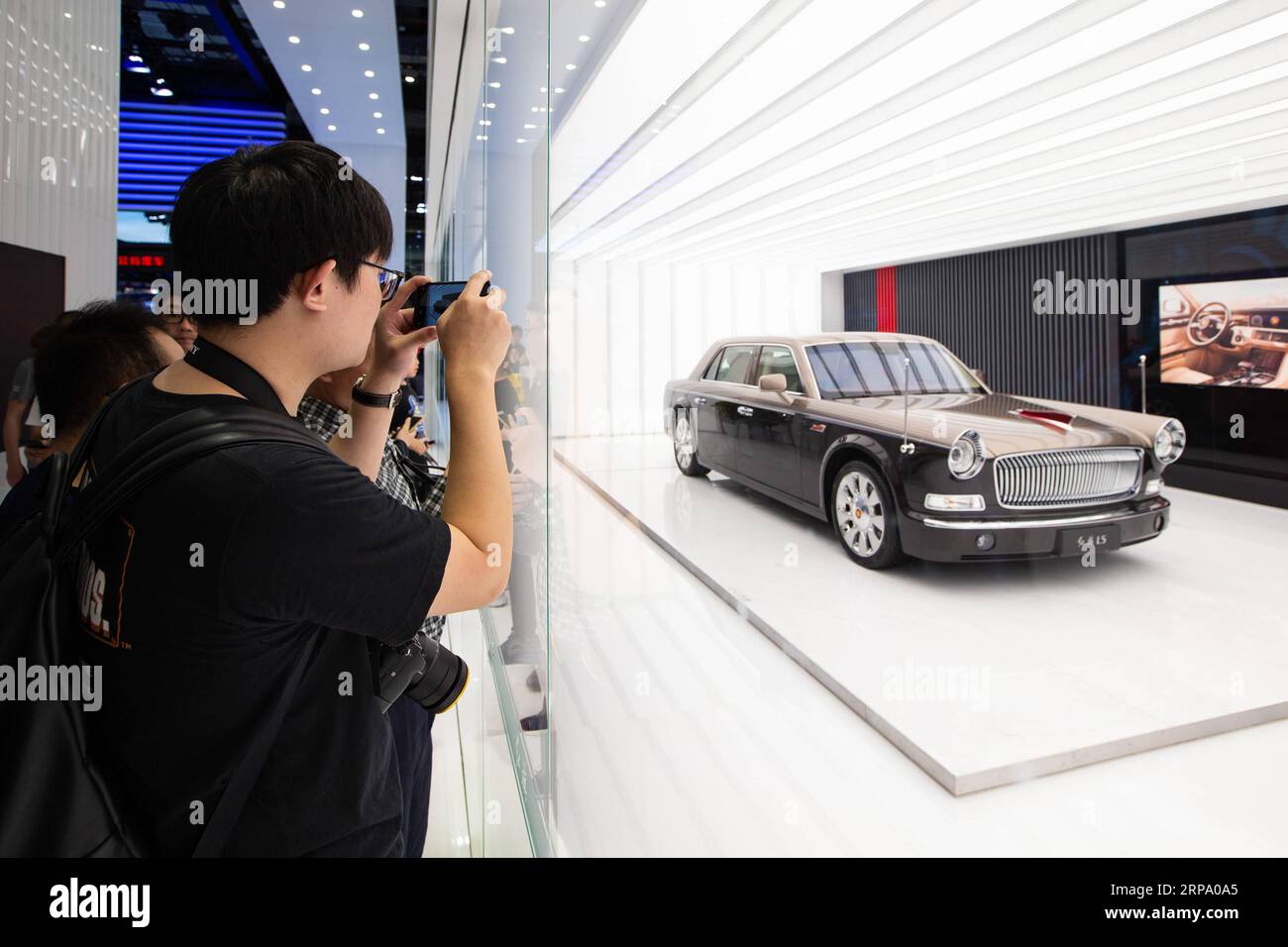 (190420) -- SHANGHAI, April 20, 2019 (Xinhua) -- Visitors take photos of a Hongqi car displayed at the 18th Shanghai International Automobile Industry Exhibition in Shanghai, east China, April 20, 2019. (Xinhua/Su Yang) CHINA-SHANGHAI-AUTO EXHIBITION (CN) PUBLICATIONxNOTxINxCHN Stock Photo