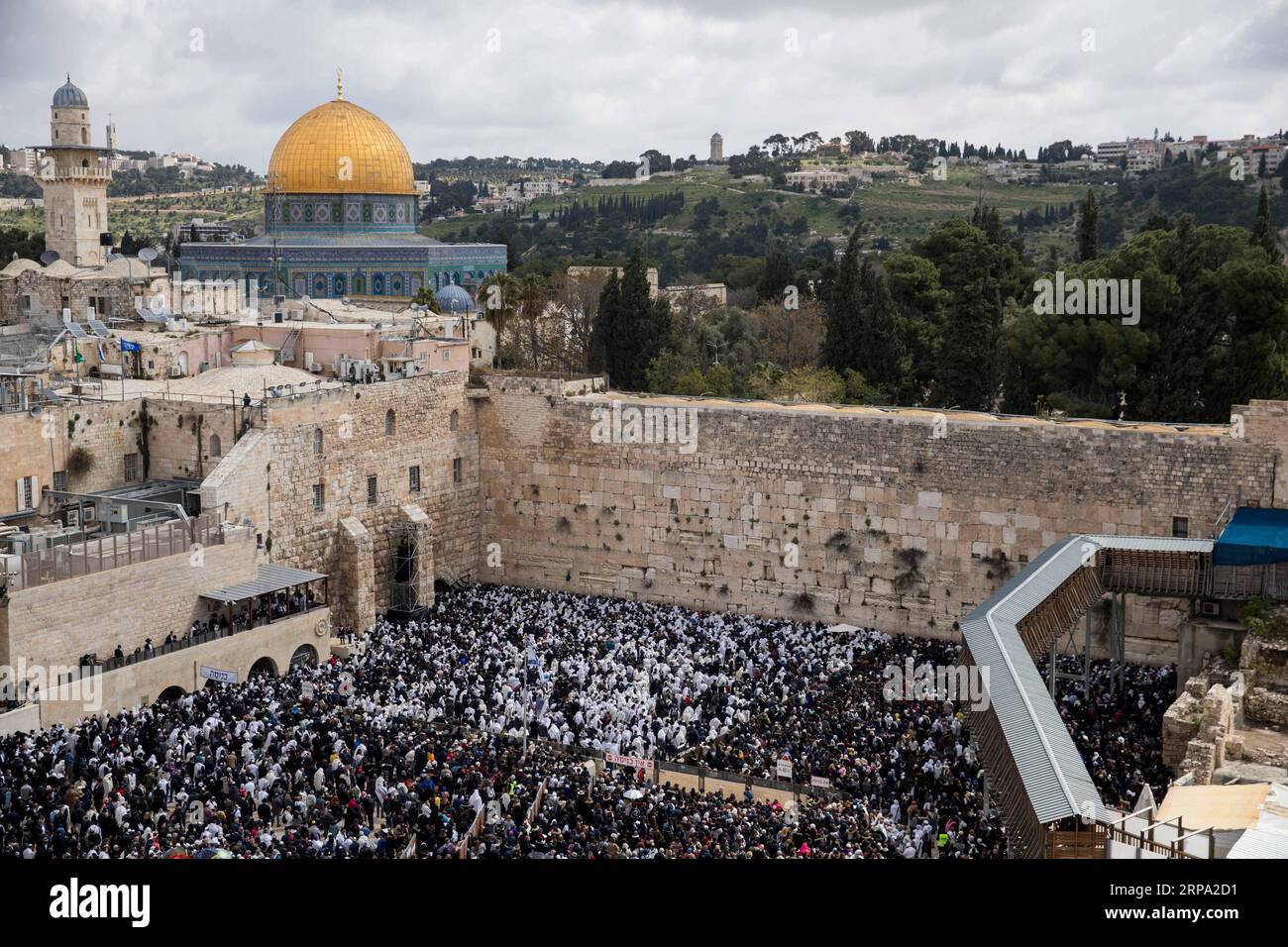 (190423) -- BEIJING, April 23, 2019 -- Jewish worshippers take part in a priestly blessing during the Jewish holiday of Passover at the Western Wall in the Old City of Jerusalem, on April 22, 2019. Thousands of Jews make the pilgrimage to Jerusalem during the eight-day Passover holiday, which commemorates the Israelites exodus from slavery in Egypt some 3,500 years ago. ) XINHUA PHOTOS OF THE DAY JINI PUBLICATIONxNOTxINxCHN Stock Photo