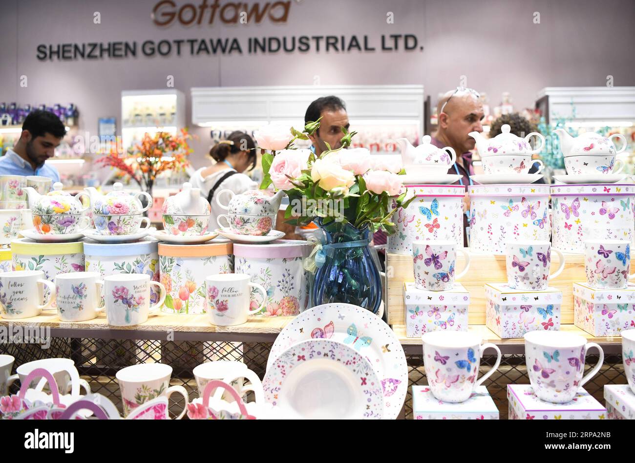 (190423) -- GUANGZHOU, April 23, 2019 (Xinhua) -- Photo taken on April 23, 2019 shows porcelain displayed at the 125th China Import and Export Fair, also known as the Canton Fair, in Guangzhou, capital of south China s Guangdong Province. The fair, held from April 15 to May 5, features three phases. The current second phase, from April 23 to 27, showcases consumer goods, decorations and gifts. (Xinhua/Deng Hua) CHINA-GUANGDONG-IMPORT AND EXPORT FAIR (CN) PUBLICATIONxNOTxINxCHN Stock Photo