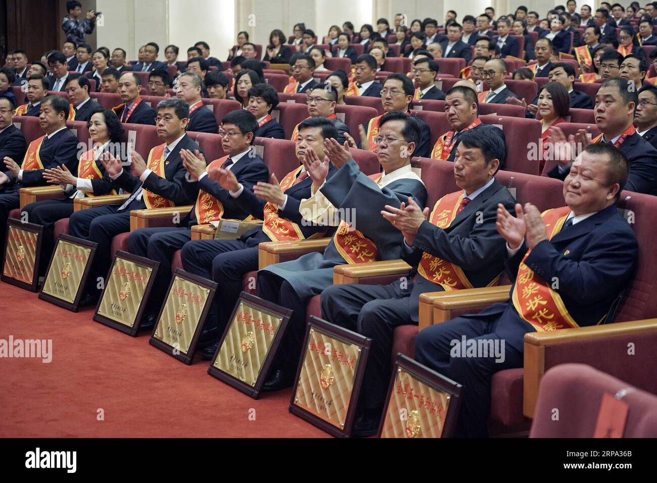 (190423) -- BEIJING, April 23, 2019 (Xinhua) -- Attendees applause during a conference held to highlight the contribution of model workers and groups in Beijing, capital of China, April 23, 2019. China on Tuesday held a conference here to highlight the contribution of model workers and groups ahead of the International Labor Day, which falls on May 1. A total of 695 individuals and more than 800 groups were honored at the event. (Xinhua/Cai Yang) CHINA-BEIJING-LABOR DAY-COMMENDATION (CN) PUBLICATIONxNOTxINxCHN Stock Photo