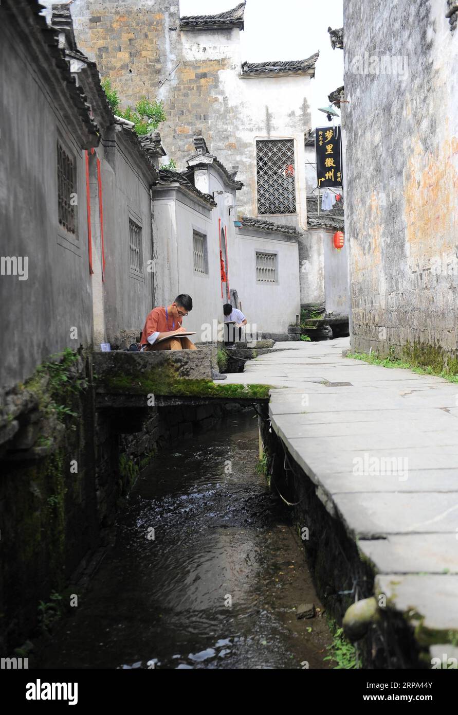 (190424) YIXIAN, April 24, 2019 (Xinhua) Visitors work on