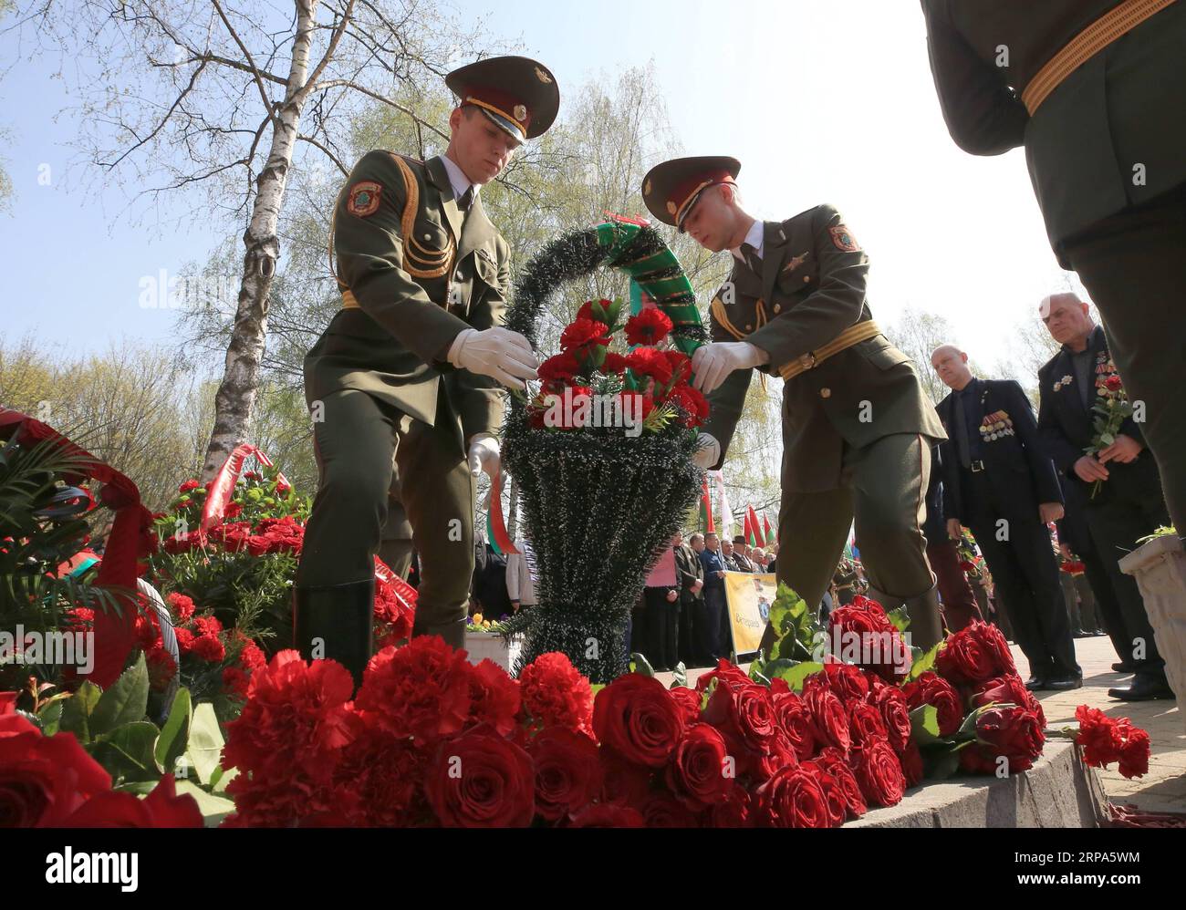 (190426) -- MINSK, April 26, 2019 (Xinhua) -- Soldiers lay flowers to commemorate the victims of the Chernobyl disaster in Minsk, Belarus, April 26, 2019. The Chernobyl nuclear power plant, some 110 km north of the Ukrainian capital Kiev, witnessed one of the worst nuclear accidents in human history on April 26, 1986, when a series of explosions ripped through the No.4 reactor, spreading radiation across Ukraine, Belarus, Russia and other European countries. (Xinhua/Efim Mazurevich) BELARUS-MINSK-CHERNOBYL DISASTER-33TH ANNIVERSARY PUBLICATIONxNOTxINxCHN Stock Photo