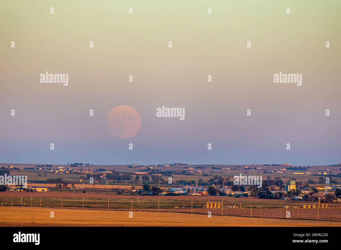 Moonrise above the prairie in Colorado. Super Moon of August 2023 Stock Photo