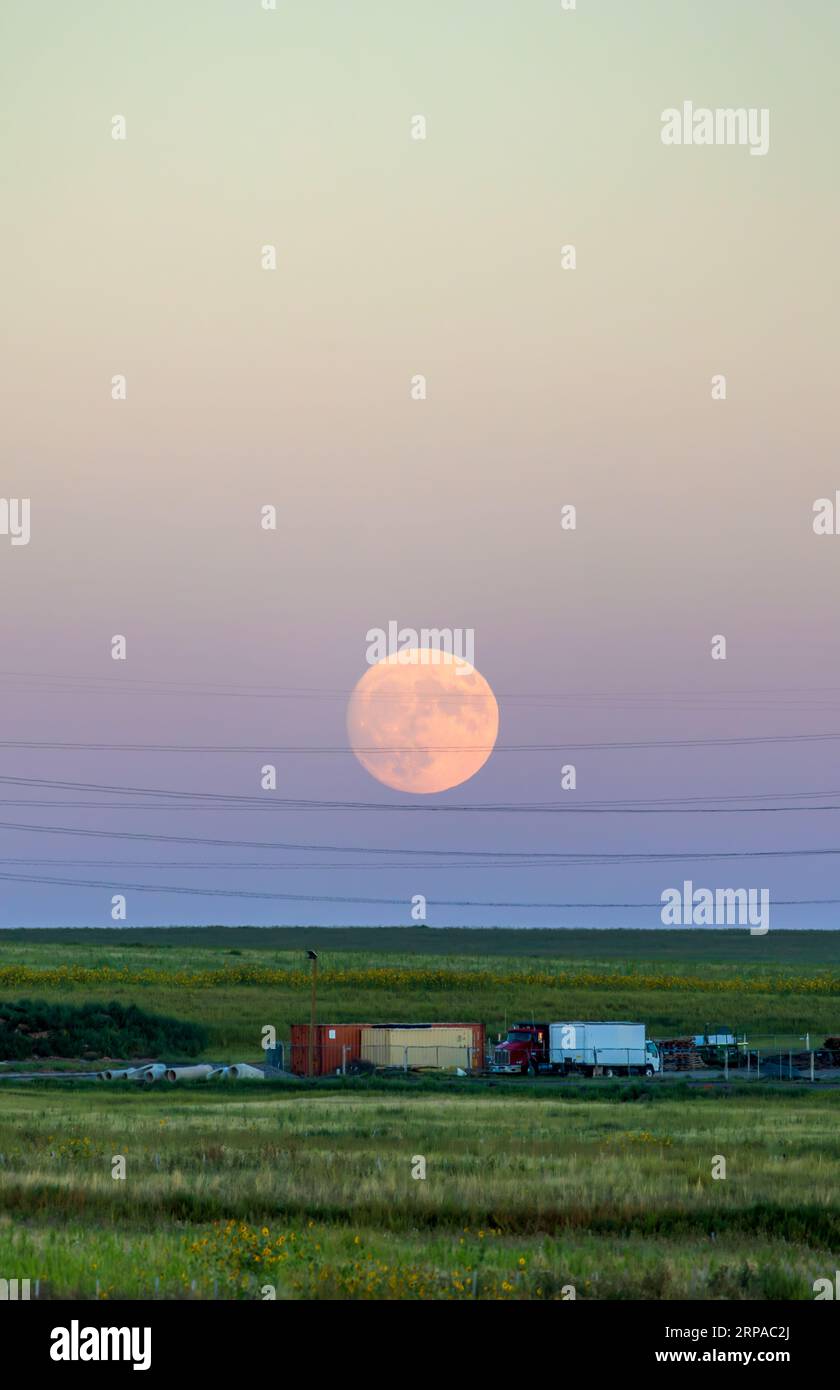 Moonrise above the prairie in Colorado. Super Moon of August 2023 Stock Photo