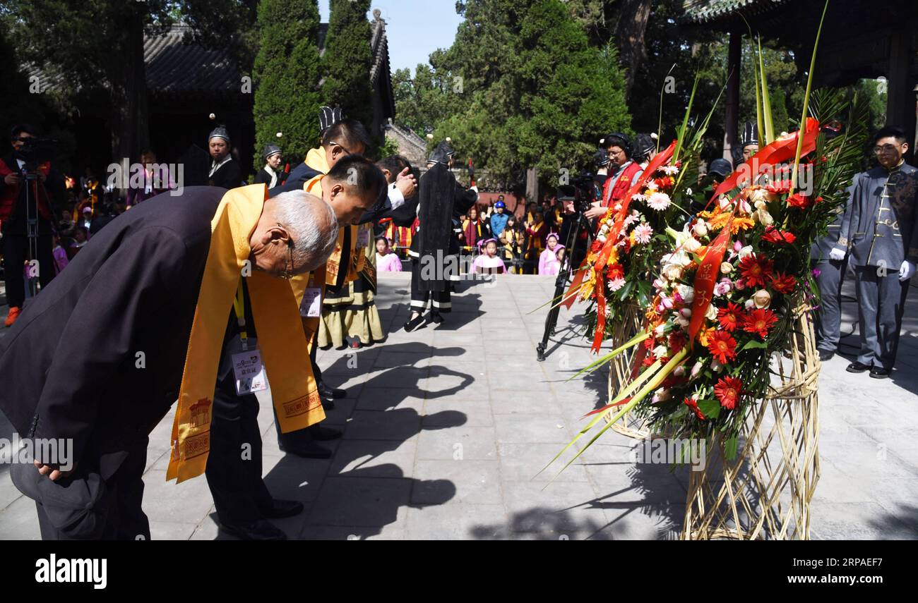 (190506) -- ZOUCHENG, May 6, 2019 (Xinhua) -- Guests attend the commemoration ceremony of ancient China s philosopher Mencius and Mencius mother in Zoucheng City, east China s Shandong Province, May 6, 2019. Mencius (372-289 BC), or Meng Zi, was a pupil of Confucius grandson, and traveled his life teaching Confucianism. (Xinhua/Wang Kai) CHINA-SHANDONG-ZOUCHENG-MENCIUS-COMMEMORATION (CN) PUBLICATIONxNOTxINxCHN Stock Photo