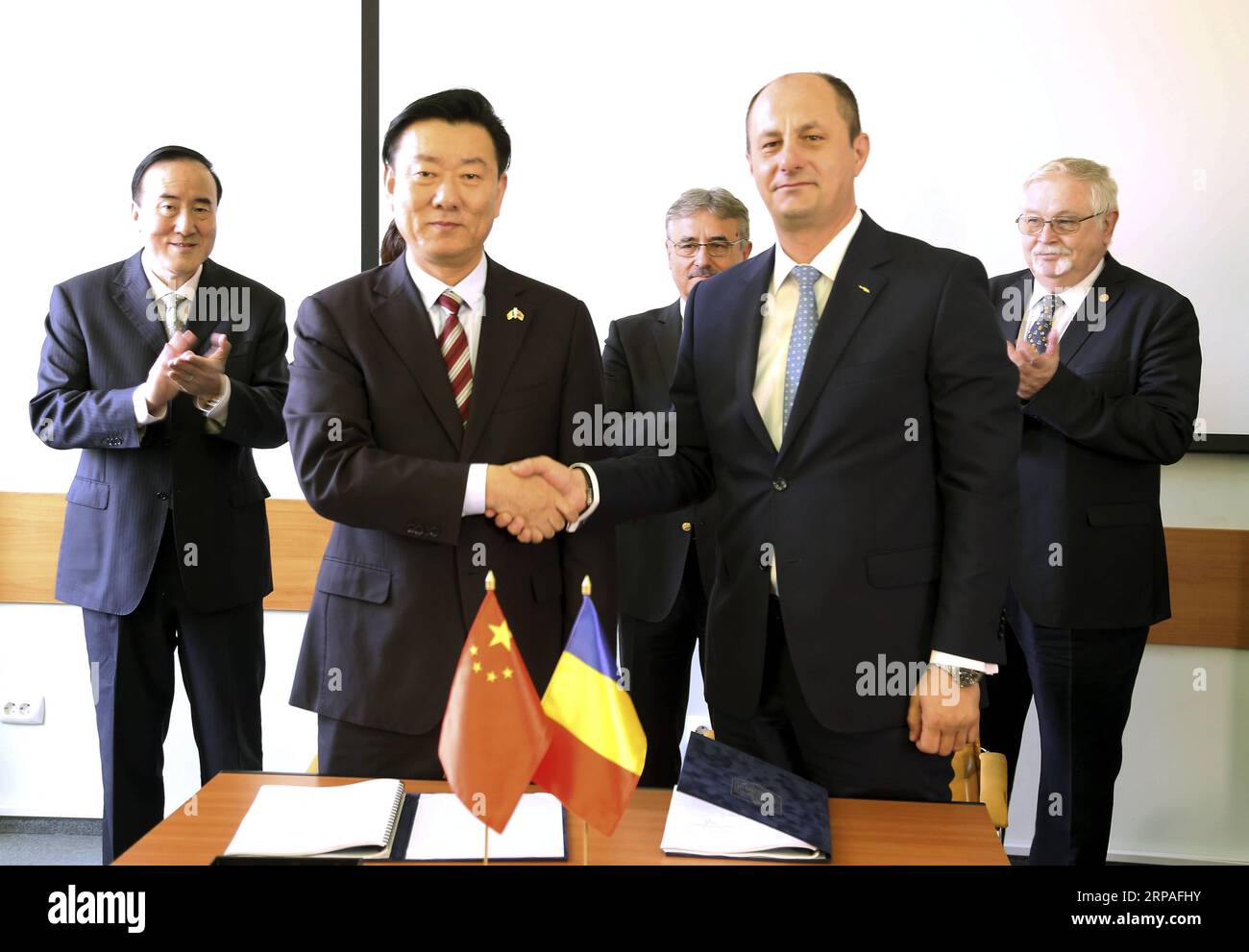 News Bilder des Tages Bukarest, Rumänien und China unterzeichnen Investorenabkommen über Fortführung des AKW Cernavoda (190508) -- BUCHAREST, May 8, 2019 (Xinhua) -- Bian Shuming(L front), general manager of the China General Nuclear Power Corporation (CGN) Romania Nuclear Power Company, shakes hands with Robert Tudorache, state secretary with the Romania Ministry of Energy, after signing an agreement in Bucharest, Romania, May 8, 2019. Romanian and Chinese companies signed on Wednesday the Investors Agreement in the preliminary form (PIA) regarding the continuation of the Cernavoda nuclear po Stock Photo
