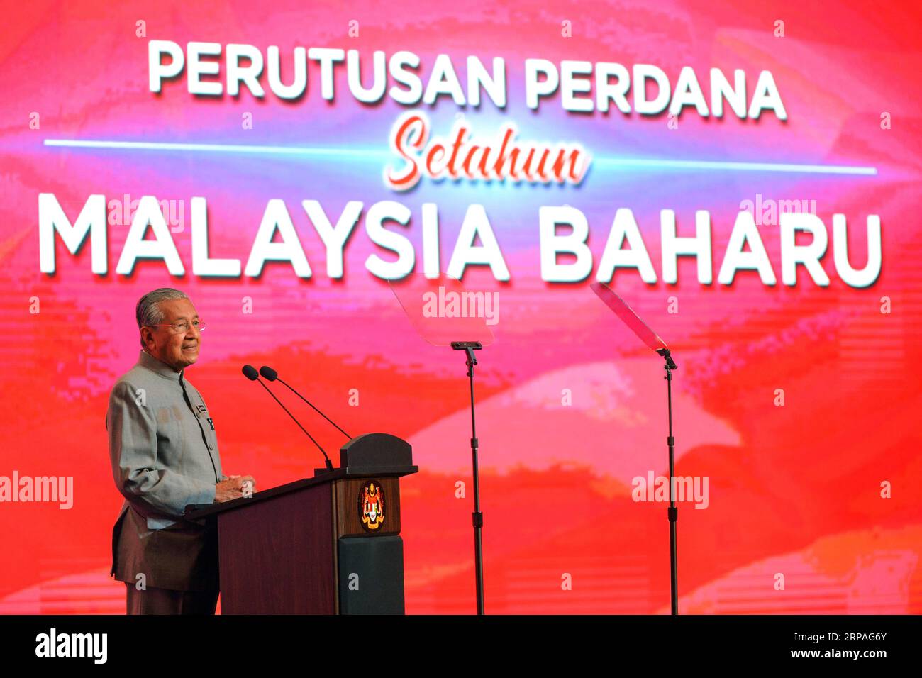 (190509) -- PUTRAJAYA, May 9, 2019 (Xinhua) -- Malaysian Prime Minister Mahathir Mohamad speaks at an event to mark the first year since his Pakatan Harapan (PH) coalition won power at the national polls on May 9 last year, in Putrajaya, Malaysia, May 9, 2019. Malaysia has achieved progress in combating corruption and in restoring government institutions after taking over the government in a smooth transition but much remains to be done especially in repairing the national economy, Malaysian Prime Minister Mahathir Mohamad said on Thursday. (Xinhua/Chong Voon Chung) MALAYSIA-PUTRAJAYA-PRIME MI Stock Photo