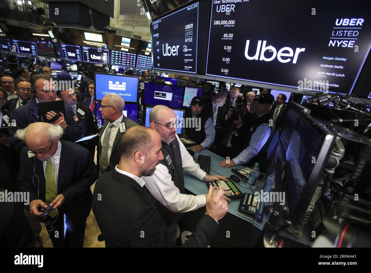 (190510) -- NEW YORK, May 10, 2019 (Xinhua) -- Uber Technologies Inc. CEO Dara Khosrowshahi (bottom) is seen at the New York Stock Exchange during the initial public offering (IPO) of Uber, in New York, the United States, May 10, 2019. U.S. ride hailing company Uber Technologies Inc. began trading on the NYSE on Friday. (Xinhua/Wang Ying) U.S.-NEW YORK-NYSE-UBER-IPO PUBLICATIONxNOTxINxCHN Stock Photo