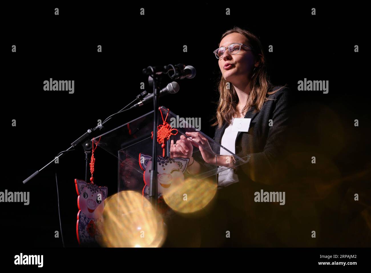 AXAinBelgium proud partner of @AtelierdAvenir . Our AXA Hearts in Action  Volunteers explain bank basics to very enthousiast students. We love our  sustainable partnership with TADA ! @AXABankBE, image size:1300x956