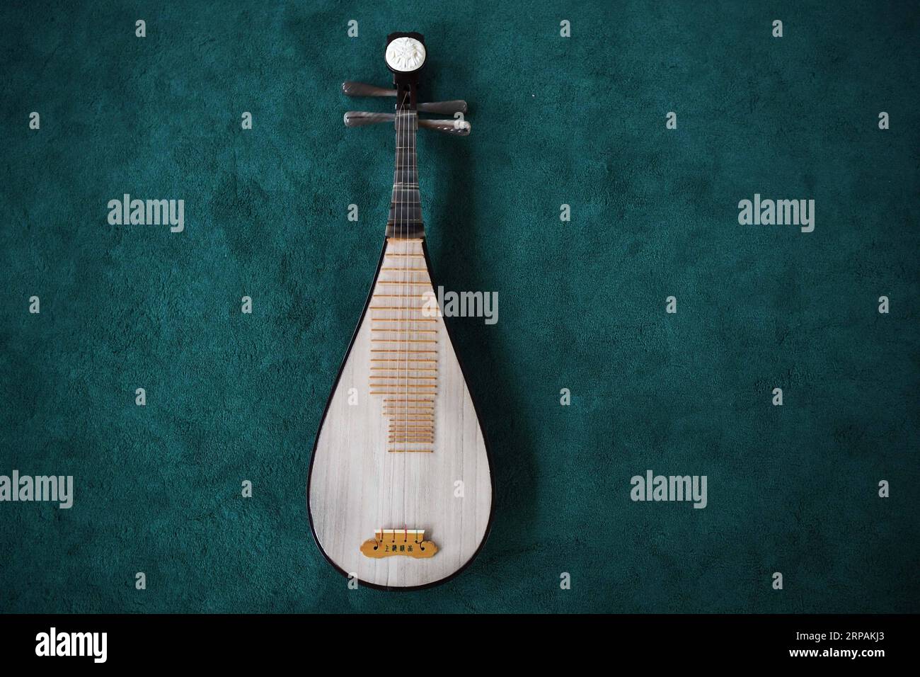 Stringed instruments 1 hi res stock photography and images Alamy