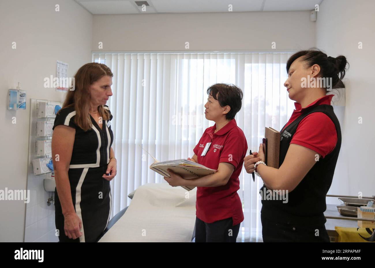 (190517) -- BEIJING, May 17, 2019 (Xinhua) -- Lisa Holden (L), student supervisor of the Chinese medicine center of the Western Sydney University (WSU), works at the Chinese medicine center of the WSU in Sydney, Australia, on April 8, 2019. (Xinhua/Bai Xuefei) Xinhua Headlines: From museums to medicine, China and Asia-Pacific neighbors expanding cultural engagement PUBLICATIONxNOTxINxCHN Stock Photo