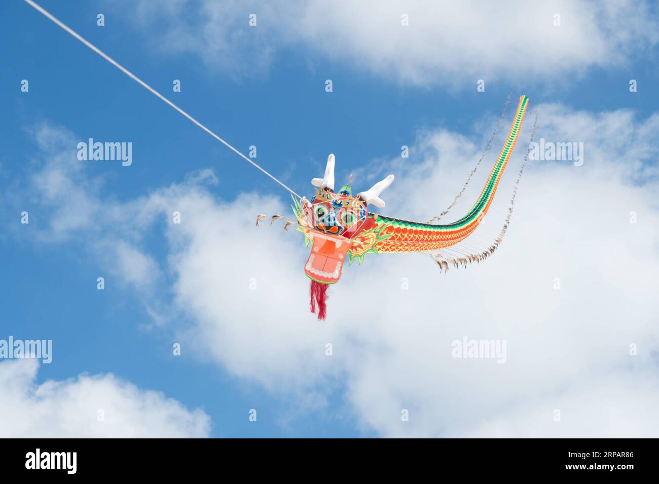(190517) -- VALLETTA, May 17, 2019 (Xinhua) -- A dragon kite is seen flying in sky during the 2nd Chinese kite festival in Valleta, capital of Malta, on May 17, 2019. Colourful Chinese kites decorated the blue skies above the Maltese capital on Friday, attracting hundreds of children and visitors to the 2nd Chinese kite festival. (Xinhua/Yuan Yun) MALTA-VALLETTA-CHINESE KITE FESTIVAL PUBLICATIONxNOTxINxCHN Stock Photo