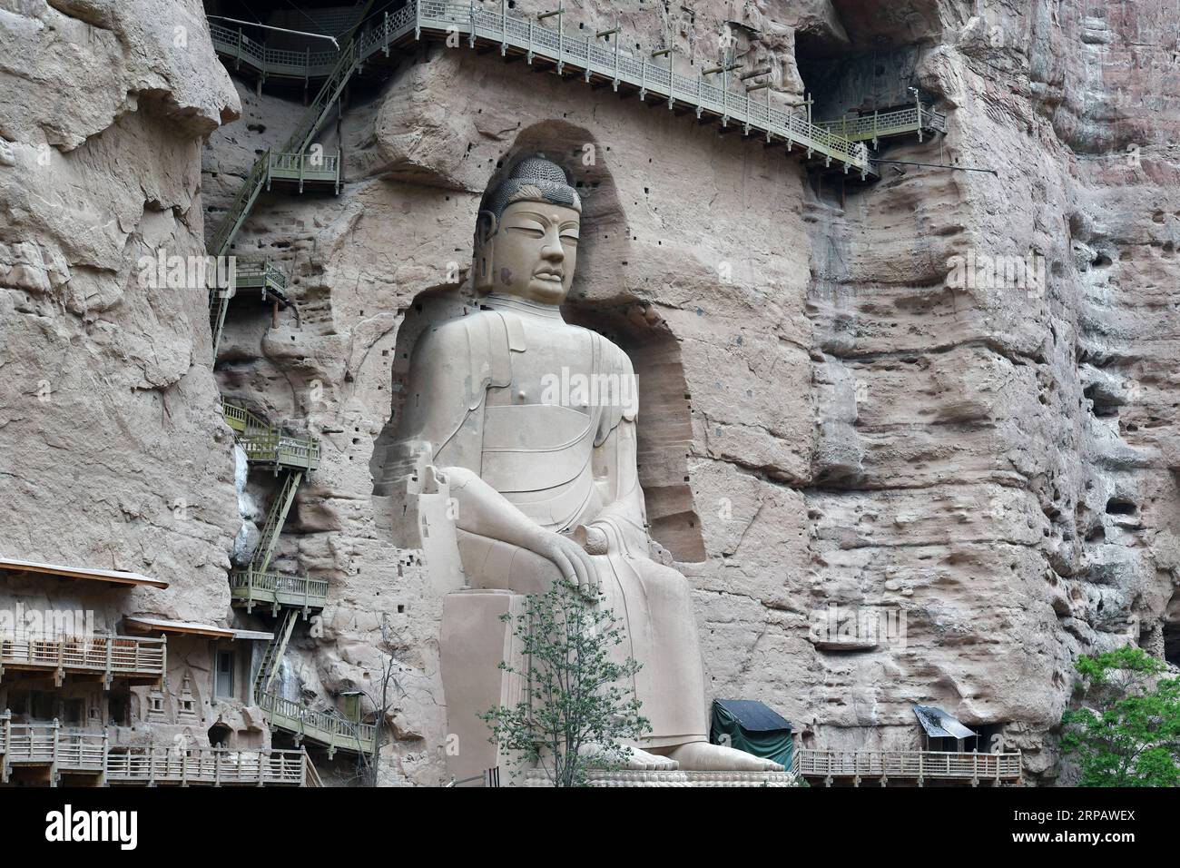 (190519) -- YONGJING, May 19, 2019 (Xinhua) -- A buddhist statue is shown in the photo taken on May 18, 2019 at Bingling Danxia National Geological Park in Yongjing County, northwest China s Gansu Province. Danxia landform is a unique type of landscapes formed from red sandstone and characterized by steep cliffs. (Xinhua/Fan Peishen) CHINA-GANSU-YONGJING-DANXIA LANDFORM (CN) PUBLICATIONxNOTxINxCHN Stock Photo