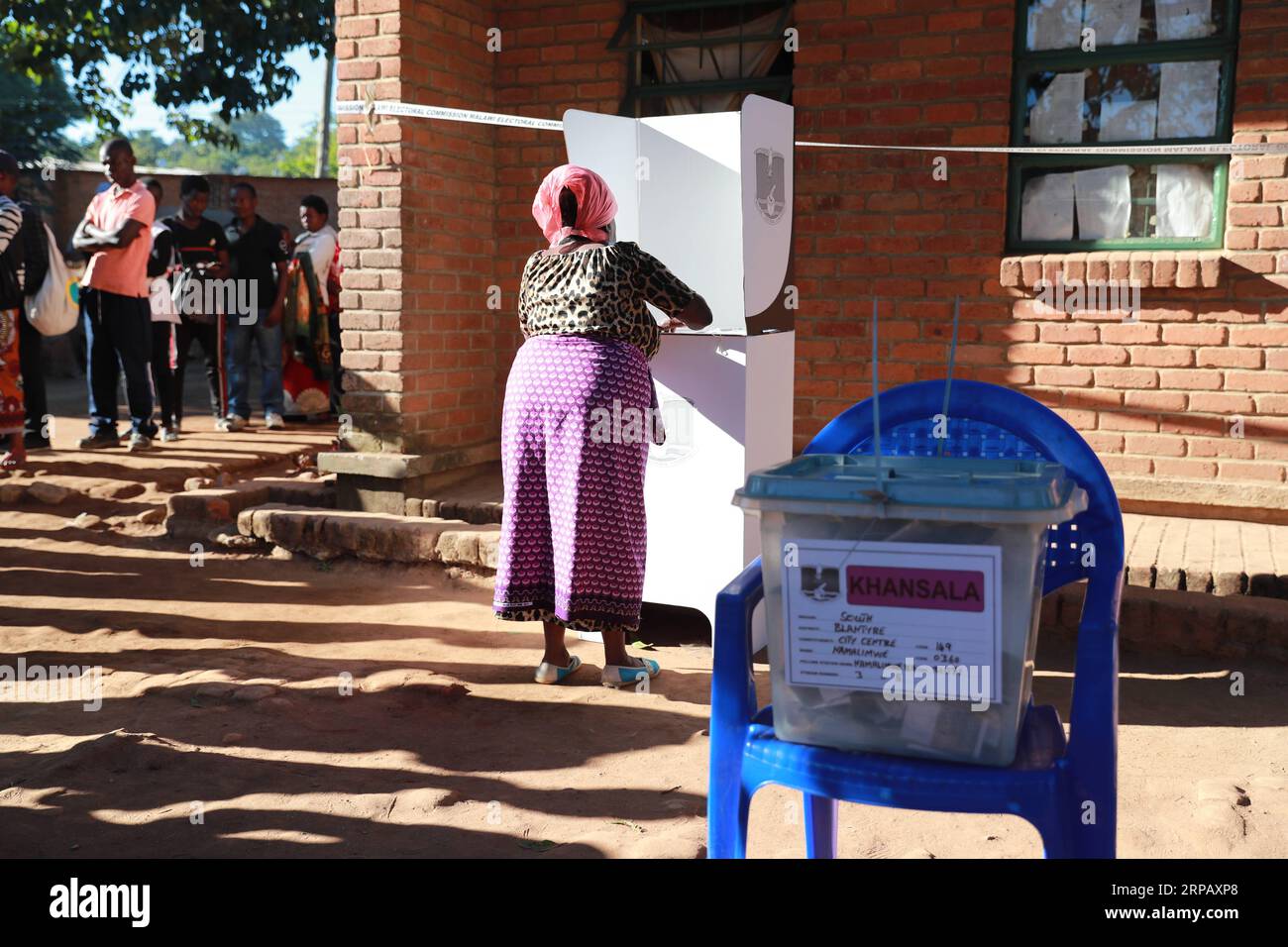 (190521) -- BLANTYRE, May 21, 2019 (Xinhua) -- A voter fills in a ballot at a polling station in Blantyre, Malawi, May 21, 2019. Malawians across the country on Tuesday queued up to cast ballots that will determine which party is to rule the country in the next five years. (Xinhua/Peng Lijun) MALAWI-BLANTYRE-ELECTION-VOTE PUBLICATIONxNOTxINxCHN Stock Photo