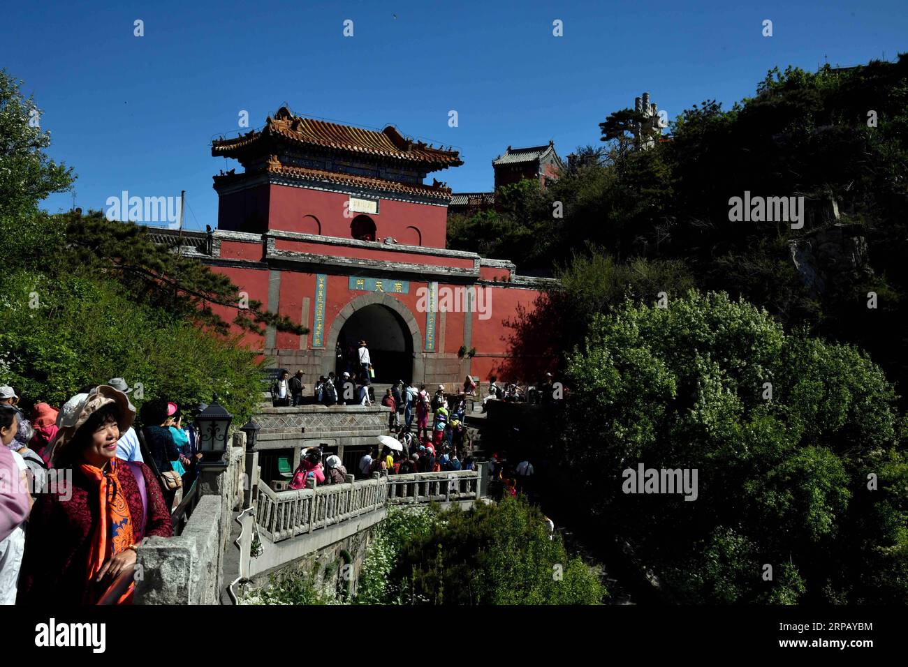(190522) -- JINAN, May 22, 2019 (Xinhua) -- Tourist visit Taishan Mountain in Tai an City, east China s Shandong Province, May 21, 2019. (Xinhua/Guo Xulei) CHINA-SHANDONG-TAISHAN MOUNTAIN-SCENERY (CN) PUBLICATIONxNOTxINxCHN Stock Photo