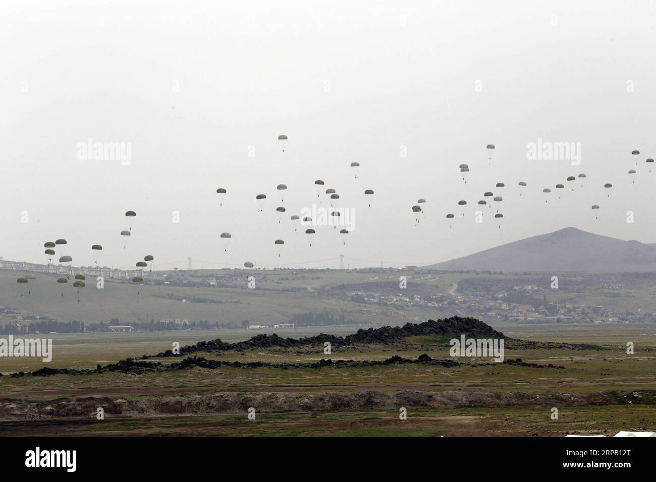 (190524) -- ANKARA, May 24, 2019 (Xinhua) -- Paratroopers take part in the Erciyes-2019 military drill in Keyseri, Turkey, on May 23, 2019. An international joint military drill named Erciyes-2019 was completed in Turkey s central province of Keyseri, Turkish National Defense Ministry announced on Thursday. The drill conducted between May 6-23 was participated by seven allied countries, including Azerbaijan, the United States, Romania, Georgia, Pakistan, Qatar and Italy, the ministry said in a video posted on its website. (Xinhua) TURKEY-KEYSERI-MILITARY DRILL PUBLICATIONxNOTxINxCHN Stock Photo