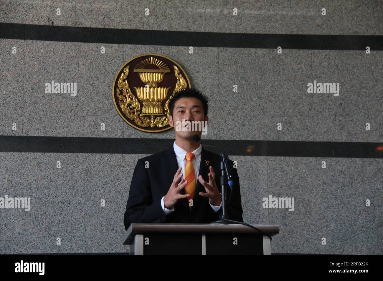 (190525) -- BANGKOK, May 25, 2019 (Xinhua) -- Thailand s Future Forward party leader Thanathorn Juangroongruangkit speaks during a press conference held at the TOT head office in Bangkok, Thailand, May 25, 2019. Thanathorn on Saturday officially ceased his duty as MP according to a court order, minutes after being sworn in. (Xinhua/Yang Zhou) THAILAND-BANGKOK-THANATHORN-MP DUTY PUBLICATIONxNOTxINxCHN Stock Photo