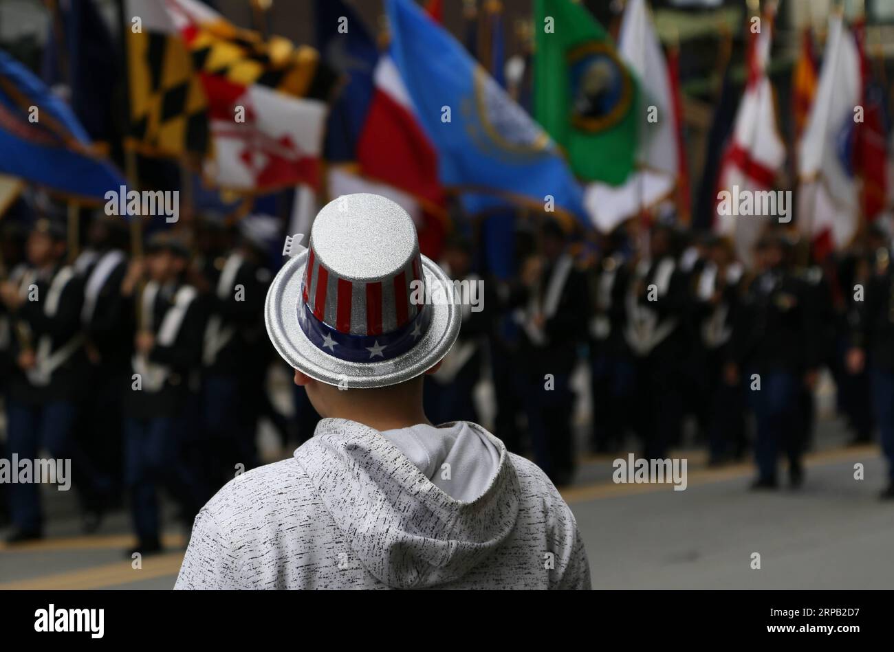 (190525) -- CHICAGO, May 25, 2019 (Xinhua) -- A man views the Memorial Day Parade in Chicago, the United States, on May 25, 2019. The Memorial Day is a federal holiday in the United States for remembering people who have died while serving in the country s armed forces. (Xinhua/Wang Qiang) U.S.-CHICAGO-MEMORIAL DAY-PARADE PUBLICATIONxNOTxINxCHN Stock Photo
