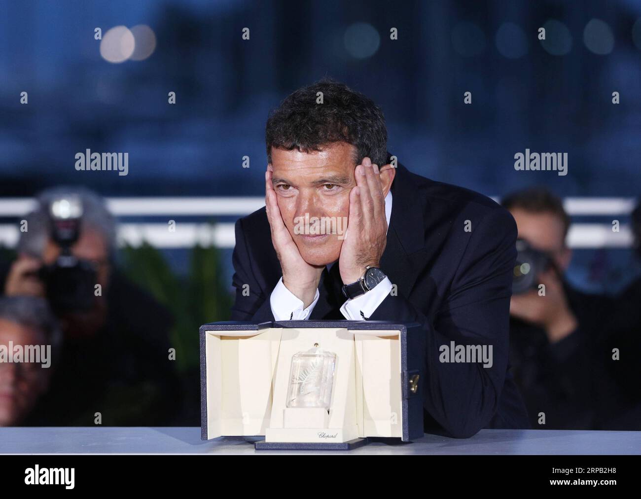 (190526) -- CANNES, May 26, 2019 (Xinhua) -- Antonio Banderas, winner of the Best Actor award for the film Dolor Y Gloria (Pain and Glory) poses during a photocall at the 72nd Cannes Film Festival in Cannes, France, on May 25, 2019. The curtain of the 72nd edition of the Cannes Film Festival fell on Saturday evening, with South Korean movie Parasite winning this year s most prestigious award, the Palme d Or. (Xinhua/Gao Jing) FRANCE-CANNES-FILM FESTIVAL-AWARDS PUBLICATIONxNOTxINxCHN Stock Photo
