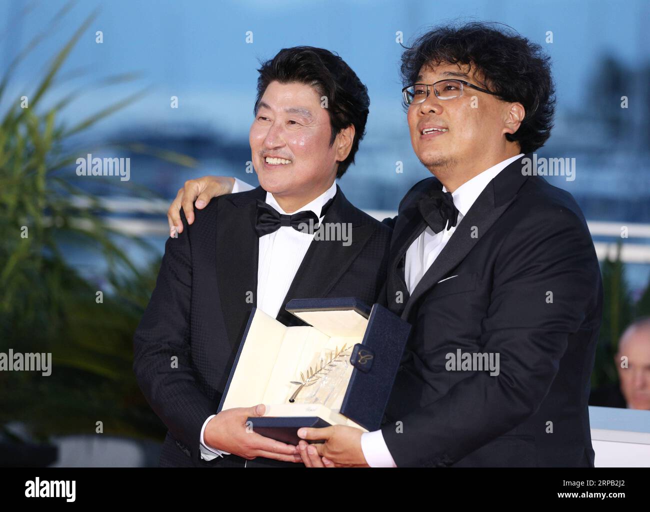 (190526) -- CANNES, May 26, 2019 (Xinhua) -- South Korean director Bong Joon-Ho (R), winner of the Palme d Or award for the film Parasite poses with actor Song Kang-ho during a photocall at the 72nd Cannes Film Festival in Cannes, France, on May 25, 2019. The curtain of the 72nd edition of the Cannes Film Festival fell on Saturday evening, with South Korean movie Parasite winning this year s most prestigious award, the Palme d Or. (Xinhua/Gao Jing) FRANCE-CANNES-FILM FESTIVAL-PALME D OR PUBLICATIONxNOTxINxCHN Stock Photo