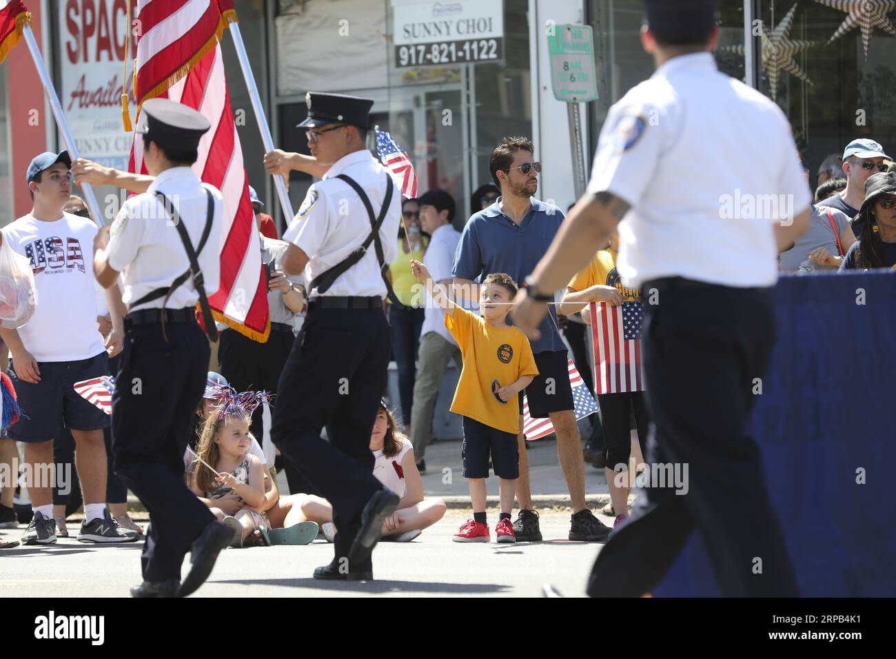(190527) -- NEW YORK, May 27, 2019 -- People watch the Memorial Day Parade in Queens of New York, the United States, May 27, 2019. The Memorial Day is a United States federal holiday observed on the last Monday of May. ) U.S.-NEW YORK-MEMORIAL DAY PARADE WangxYing PUBLICATIONxNOTxINxCHN Stock Photo