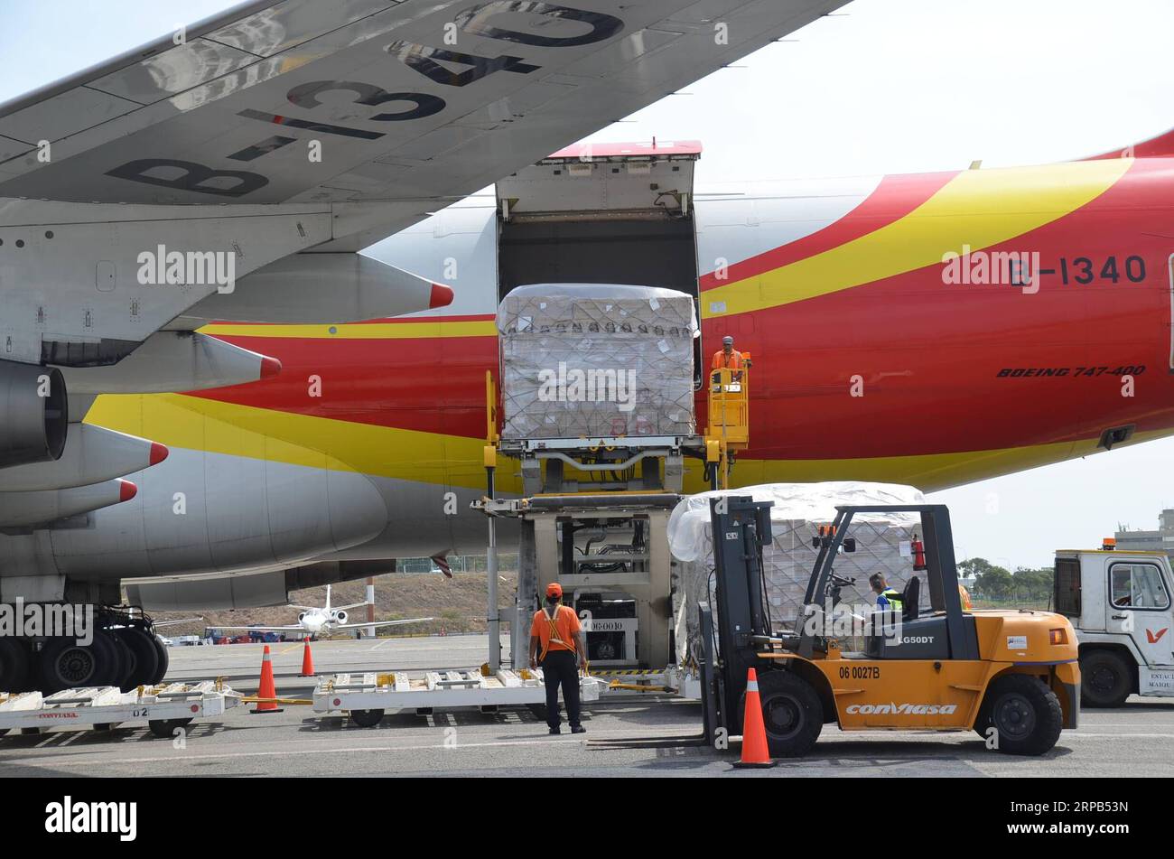 (190528) -- CARACAS, May 28, 2019 (Xinhua) -- An airplane loaded with the 4th batch of humanitarian aid from China arrives at the international airport in Caracas, Venezuela, on May 27, 2019. Venezuela received 68 tons of humanitarian aid offered by China on Monday, the 4th such batch with a shipment of medicine and other medical items. (Xinhua/Xu Ye) VENEZUELA-CARACAS-CHINA-HUMANITARIAN AID PUBLICATIONxNOTxINxCHN Stock Photo