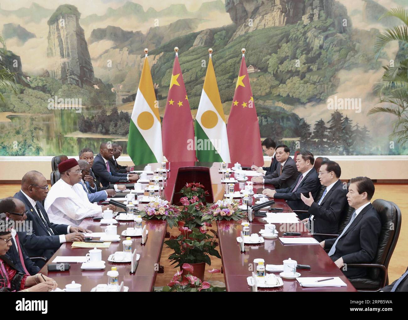 (190528) -- BEIJING, May 28, 2019 (Xinhua) -- Chinese Premier Li Keqiang meets with Nigerien President Mahamadou Issoufou in Beijing, capital of China, May 28, 2019. (Xinhua/Pang Xinglei) CHINA-BEIJING-LI KEQIANG-NIGERIEN PRESIDENT-MEETING (CN) PUBLICATIONxNOTxINxCHN Stock Photo