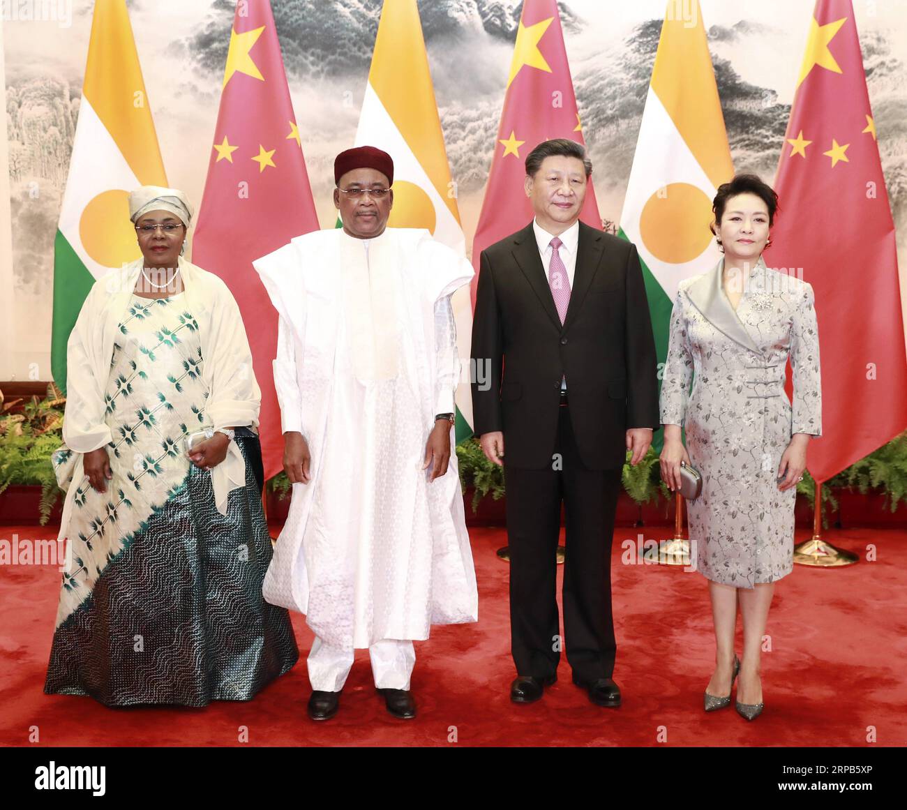 (190528) -- BEIJING, May 28, 2019 (Xinhua) -- Chinese President Xi Jinping (2nd R) and his wife Peng Liyuan (1st R) pose for photos with Nigerien President Mahamadou Issoufou (2nd L) and his wife in Beijing, capital of China, May 28, 2019. Xi held talks on Tuesday with Mahamadou Issoufou at the Great Hall of the People in Beijing. (Xinhua/Pang Xinglei) CHINA-BEIJING-XI JINPING-NIGERIEN PRESIDENT-TALKS (CN) PUBLICATIONxNOTxINxCHN Stock Photo