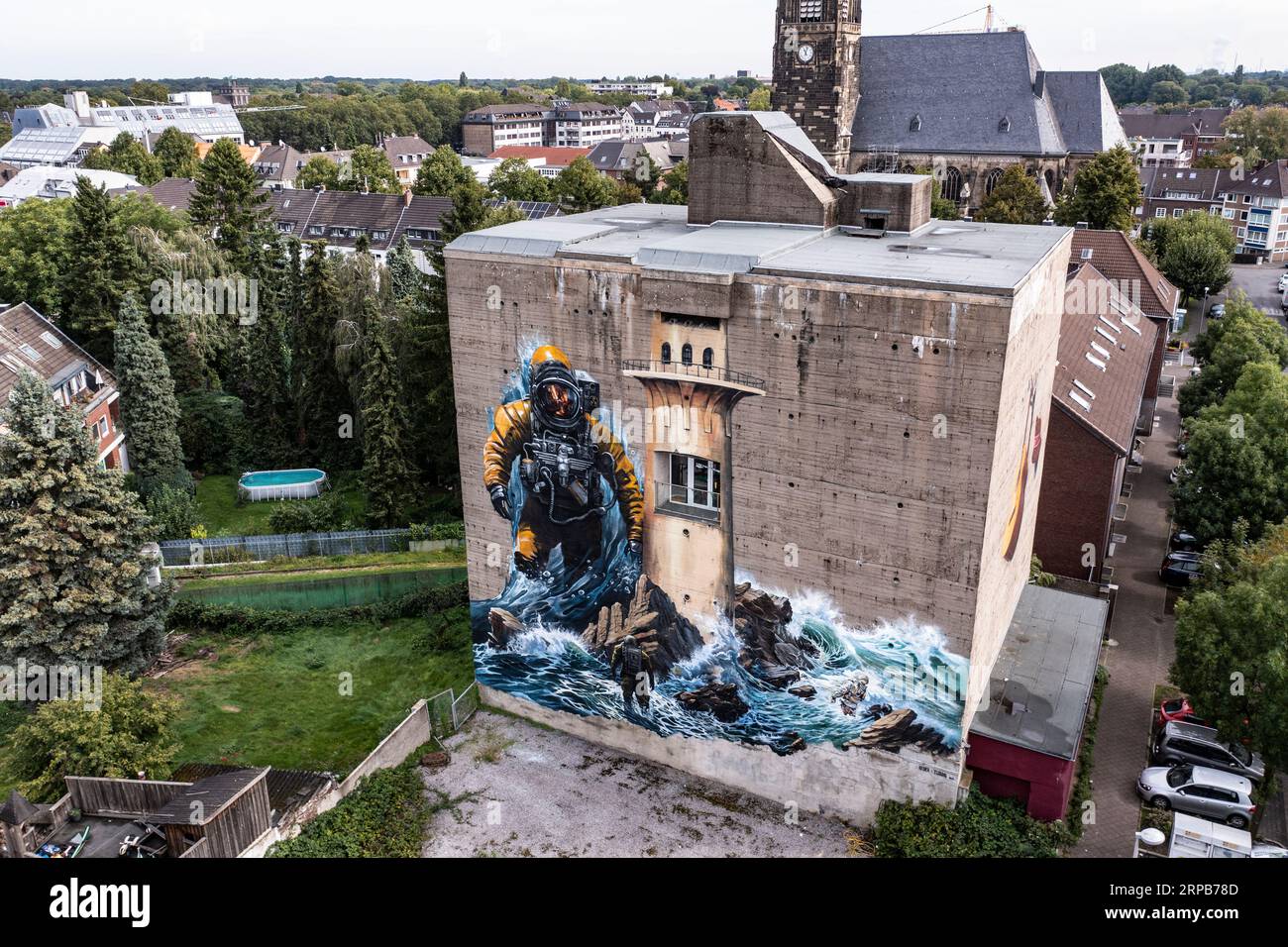 Streetart in Krefeld auf dem Hochbunker: Taucher von den Graffiti-KünstlernTubuku und Bener mit der Drohne Stock Photo