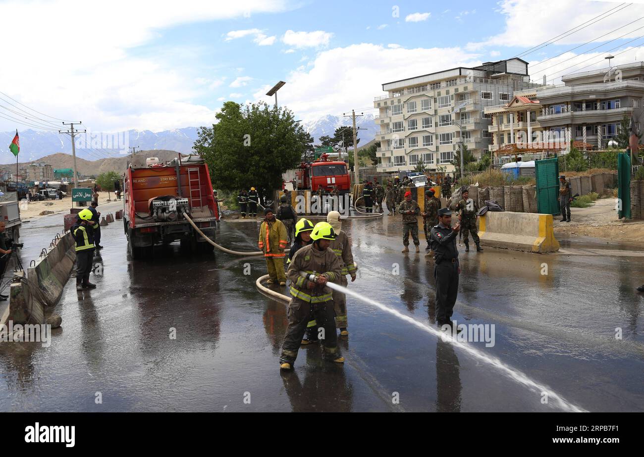 Afghanistan, Tote nach Anschlag auf Militärakademie in Kabul (190530) -- KABUL, May 30, 2019 -- Fire fighters wash a road at the site of an attack in Kabul, capital of Afghanistan, May 30, 2019. At least seven people, including an assailant, were killed and six others wounded after a suicide car bomb blast struck outside a military university in western side of Afghan capital Kabul on Thursday, Afghan Ministry of Interior Affairs confirmed. ) AFGHANISTAN-KABUL-MILITARY UNIVERSITY-SUICIDE BOMBING RahmatxAlizadah PUBLICATIONxNOTxINxCHN Stock Photo