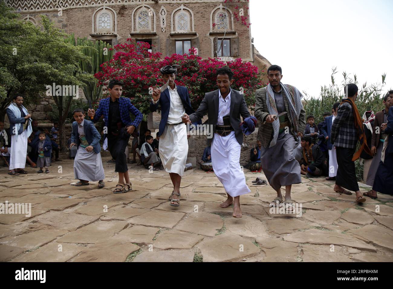 (190609) -- SANAA, June 9, 2019 -- Yemenis perform traditional dance ...