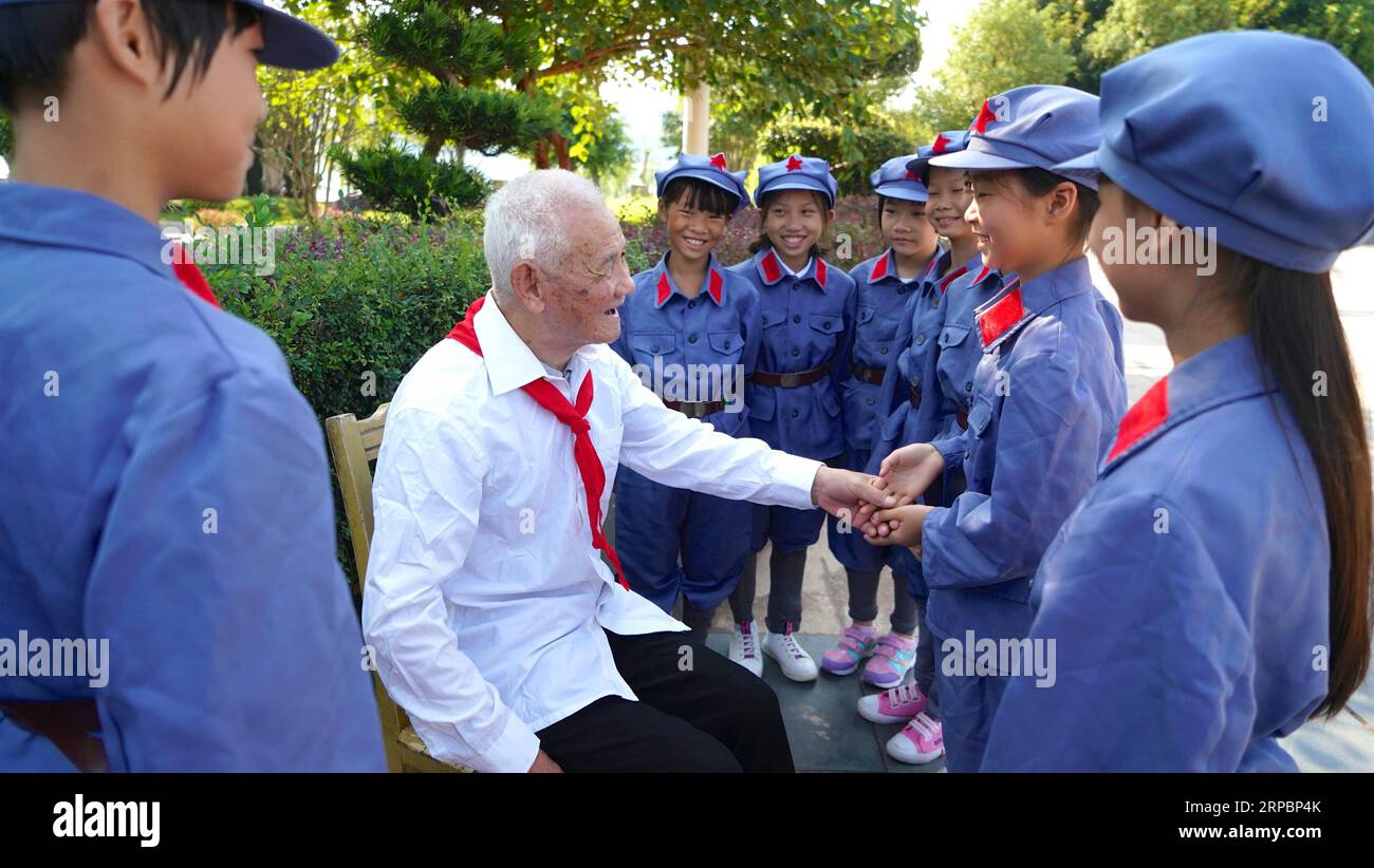 (190613) -- YUDU, June 11, 2019 (Xinhua) -- Veteran Wan Gengzhi tells pupils from Changzhengyuan Primary School war stories in Yudu County, east China s Jiangxi Province, Sept. 29, 2018. Yudu is the starting point of the Long March, a military maneuver carried out by the Chinese Workers and Peasants Red Army from 1934 to 1936. China has launched an activity that will take journalists to retrace the route of the Long March. The activity is aimed at paying tribute to the revolutionary martyrs and passing on the traditions of revolution, as the country celebrates the 70th anniversary of the found Stock Photo