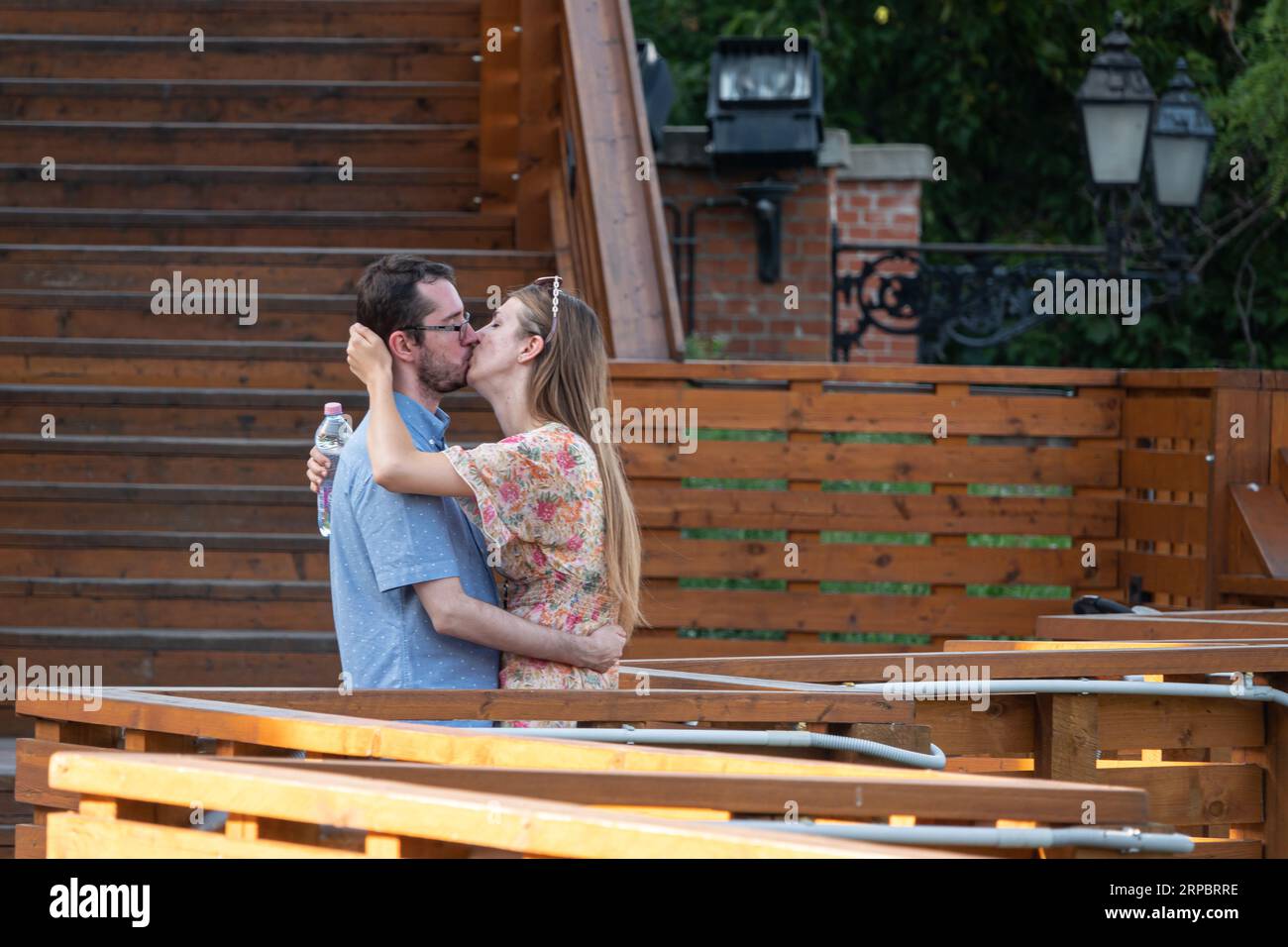 Couple kissing in street paris hi-res stock photography and images - Alamy