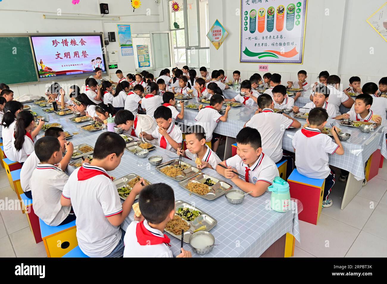 CUNE　食堂スタッフラグランジャージ　cafeteria　黒　白　3 Chinese student canteen lunch hi-res stock photography and