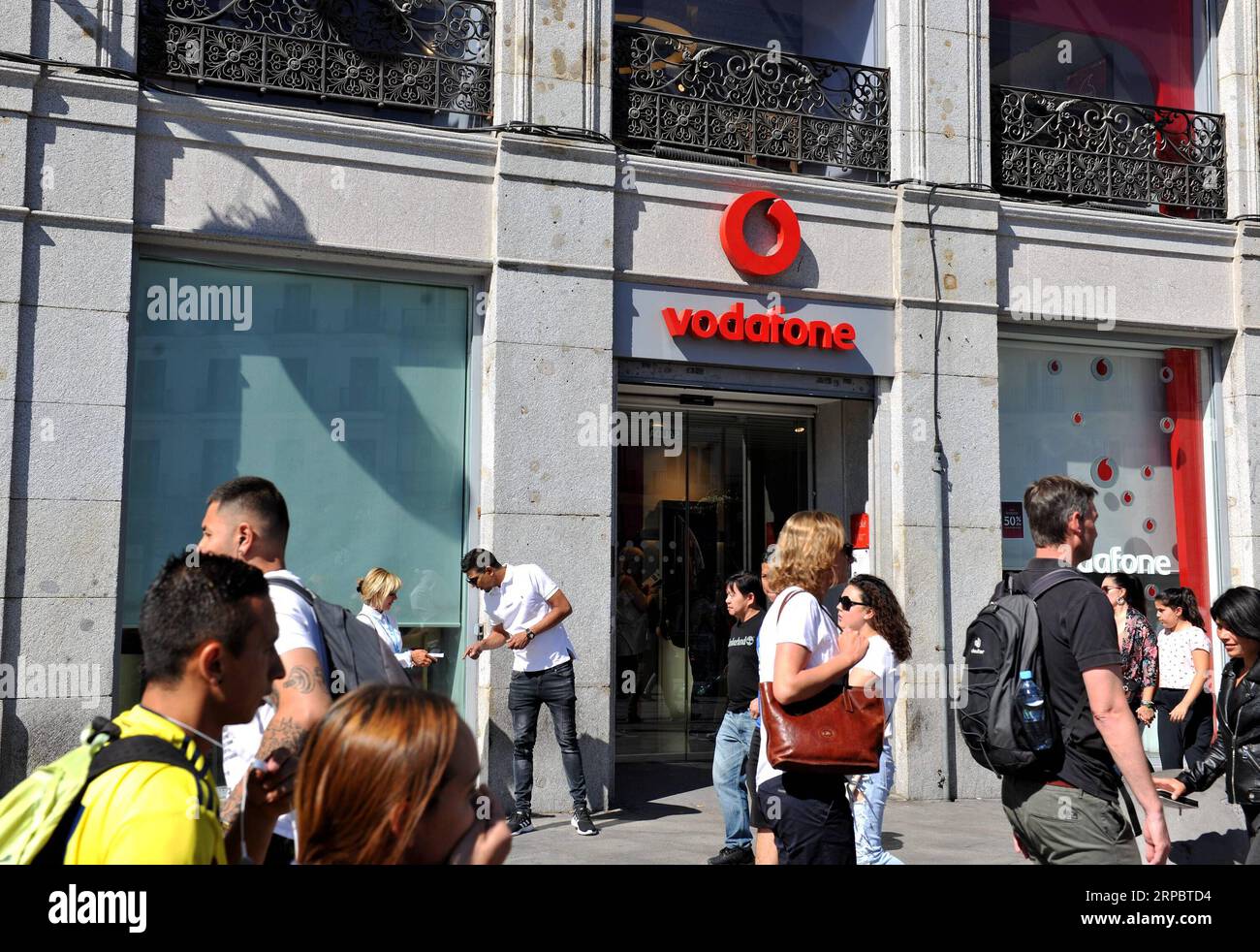 (190615) -- MADRID, June 15, 2019 (Xinhua) -- Pedestrians walk past a store of Vodafone Espana in Madrid, Spain, on June 15, 2019. In cooperation with Chinese telecom giant Huawei, Vodafone Espana on Saturday rolled out the first commercial 5G mobile services in Spain, making it one of the first European countries with the ultrafast mobile network in Europe. (Xinhua/Guo Qiuda) SPAIN-MADRID-VODAFONE-HUAWEI-FIRST 5G NETWORK PUBLICATIONxNOTxINxCHN Stock Photo