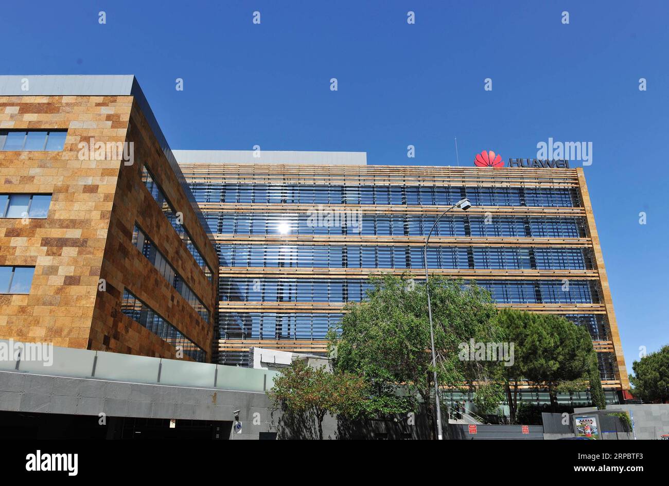 (190615) -- MADRID, June 15, 2019 (Xinhua) -- Photo taken on June 15, 2019 shows the headquarters of Huawei Spain in Madrid, Spain. In cooperation with Chinese telecom giant Huawei, Vodafone Espana on Saturday rolled out the first commercial 5G mobile services in Spain, making it one of the first European countries with the ultrafast mobile network in Europe. (Xinhua/Guo Qiuda) SPAIN-MADRID-VODAFONE-HUAWEI-FIRST 5G NETWORK PUBLICATIONxNOTxINxCHN Stock Photo