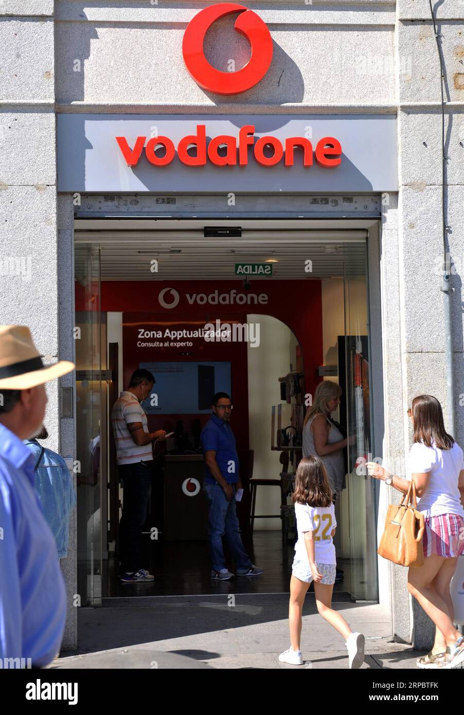 (190615) -- MADRID, June 15, 2019 (Xinhua) -- Photo taken on June 15, 2019 shows a store of Vodafone Espana in Madrid, Spain. In cooperation with Chinese telecom giant Huawei, Vodafone Espana on Saturday rolled out the first commercial 5G mobile services in Spain, making it one of the first European countries with the ultrafast mobile network in Europe. (Xinhua/Guo Qiuda) SPAIN-MADRID-VODAFONE-HUAWEI-FIRST 5G NETWORK PUBLICATIONxNOTxINxCHN Stock Photo