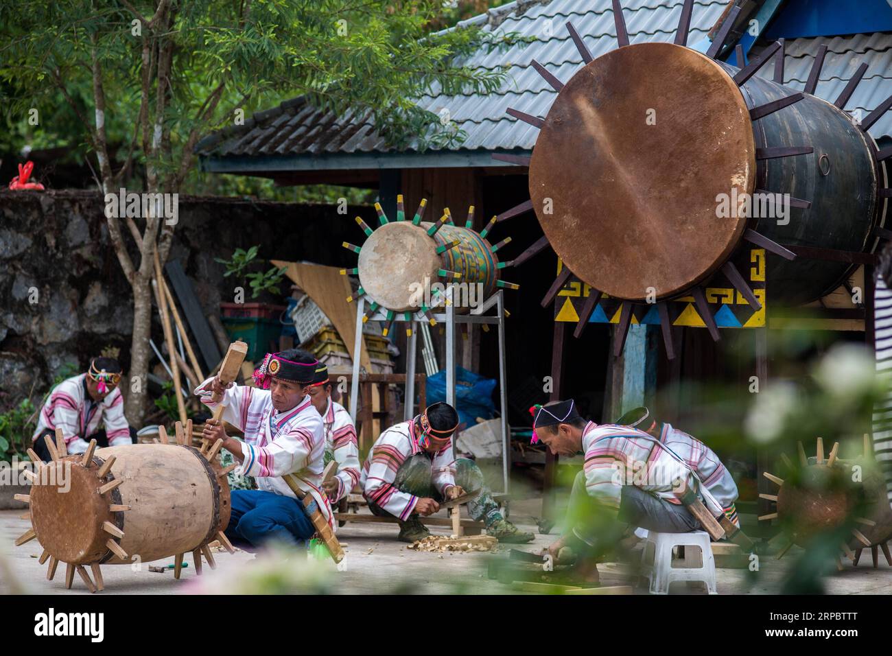 (190616) -- BEIJING, June 16, 2019 (Xinhua) -- Villagers make Jino drums in Bapo Village of Jino Ethnic Township on Jino Mountain in Jinghong of Xishuangbanna Dai Autonomous Prefecture, southwest China s Yunnan Province, June 14, 2019. (Xinhua/Hu Chao) XINHUA PHOTOS OF THE DAY PUBLICATIONxNOTxINxCHN Stock Photo